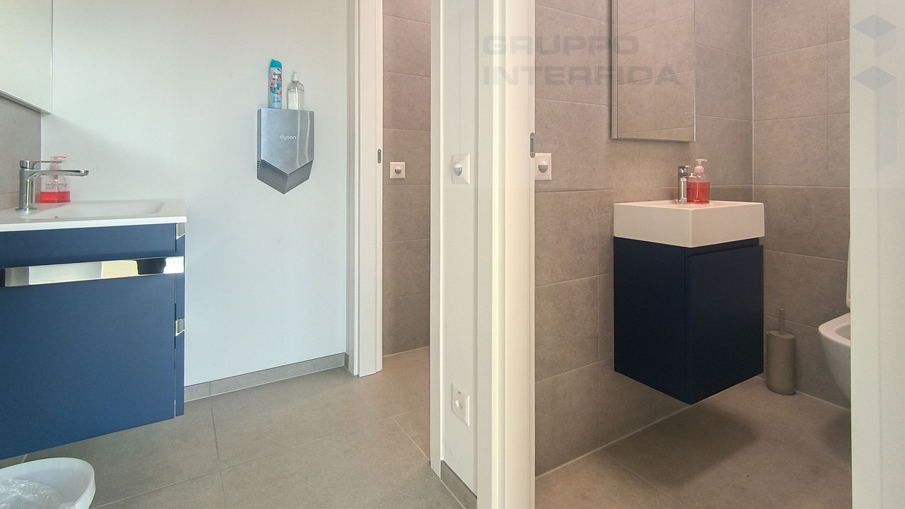 372m² office