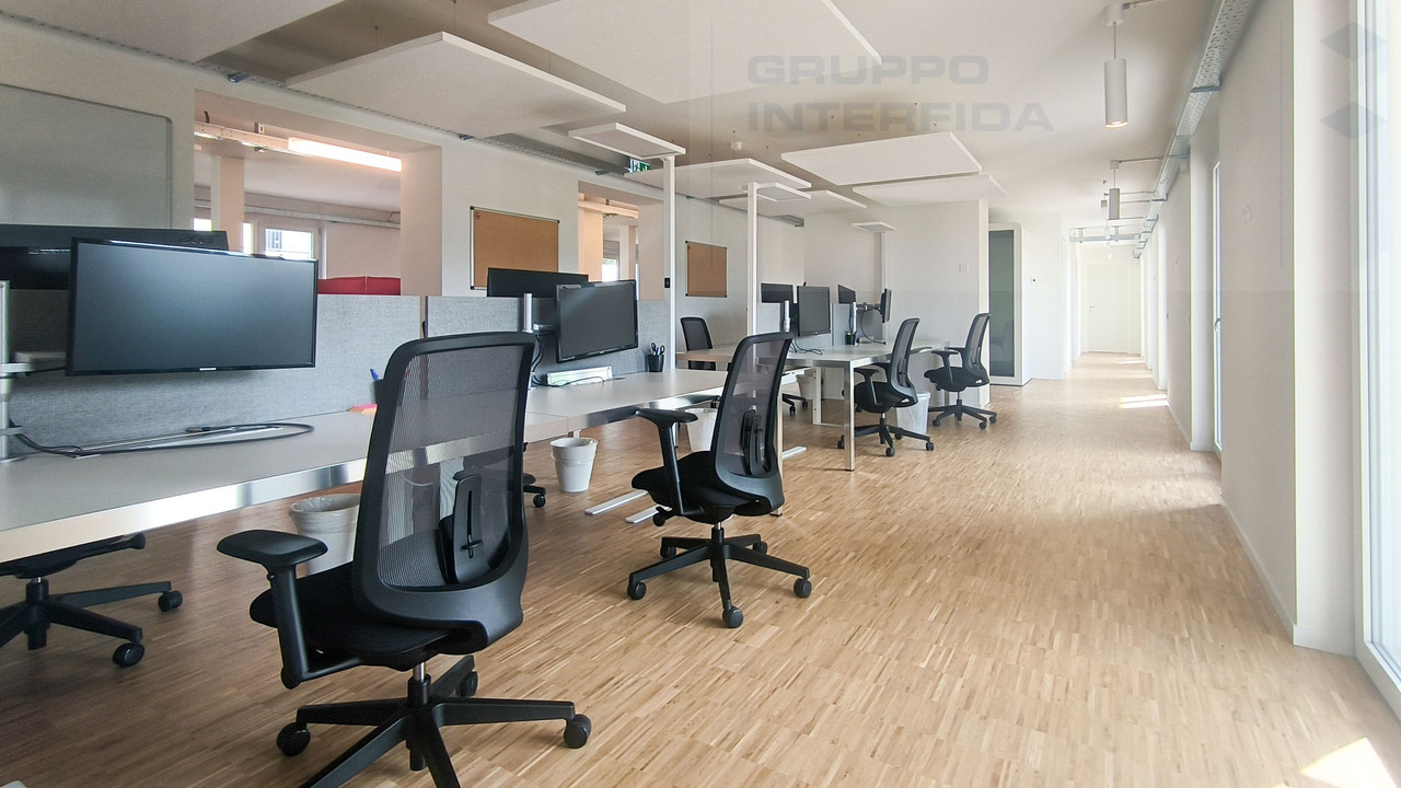 372m² office