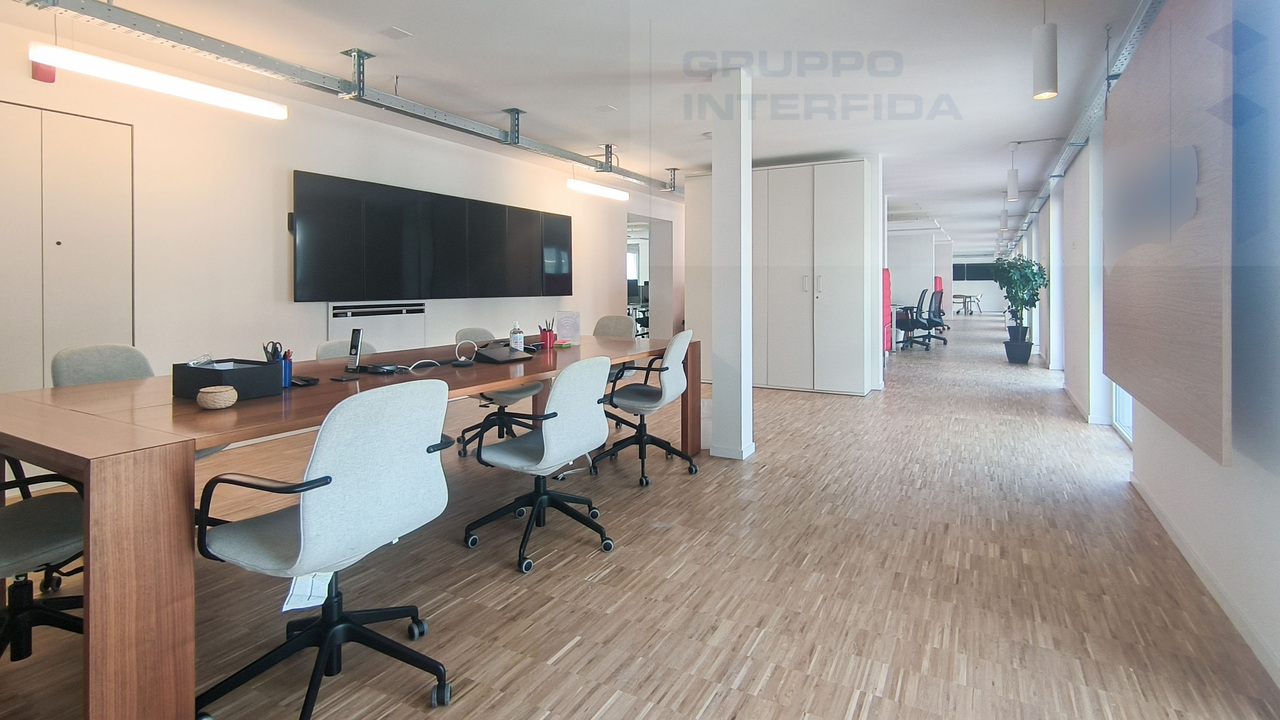 372m² office