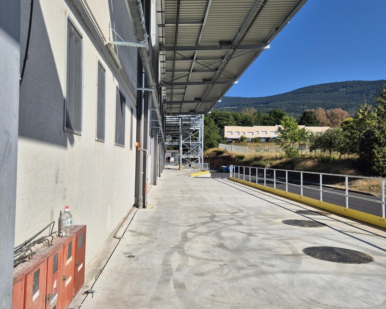 2200m² storage room