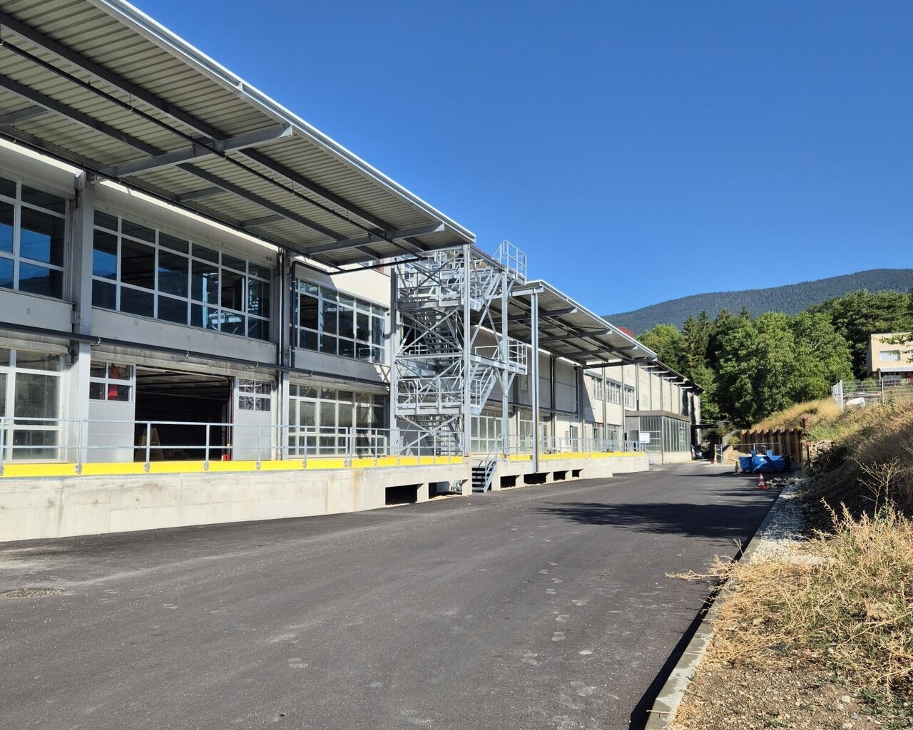 2200m² storage room