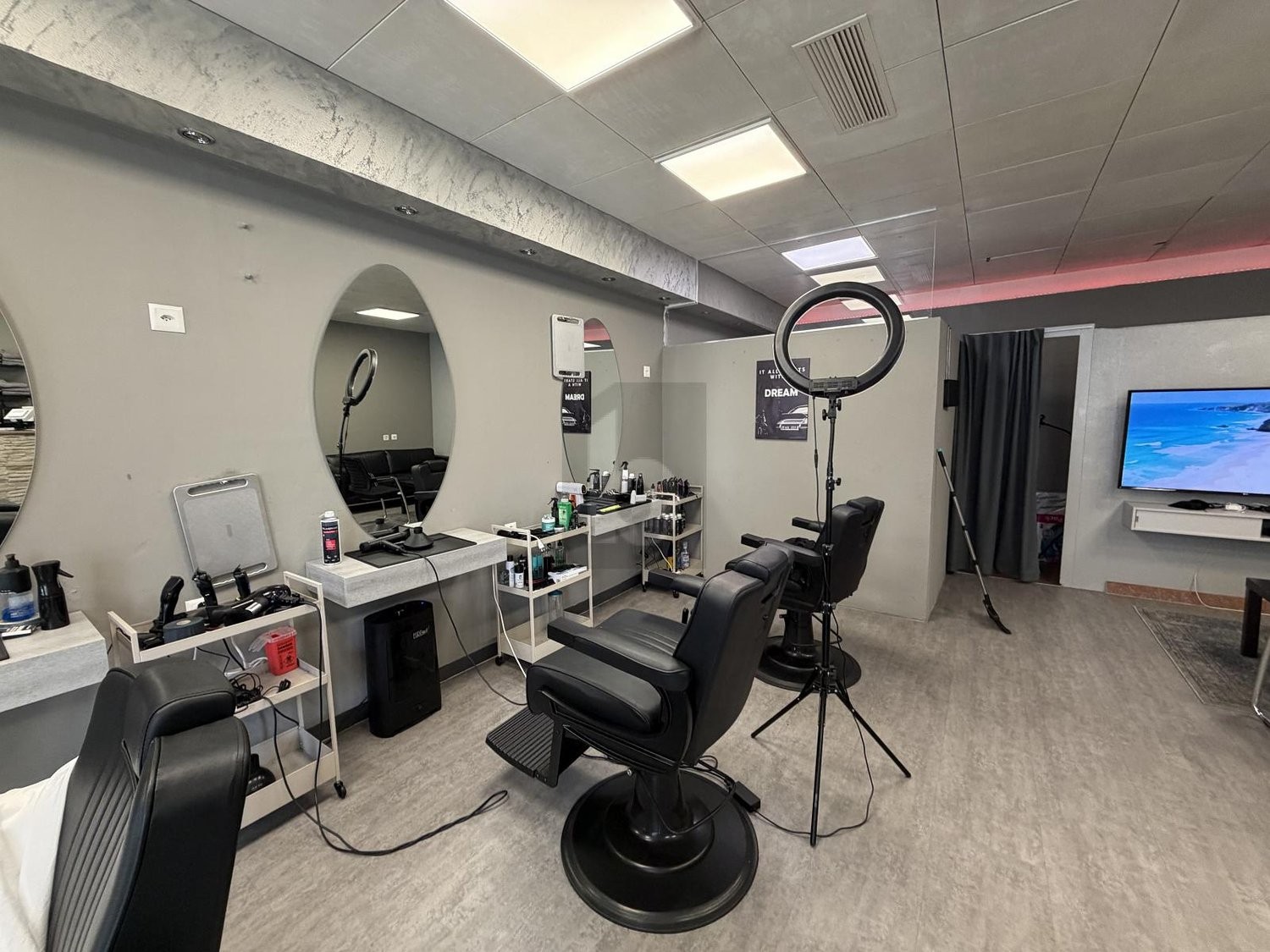 37m² shop