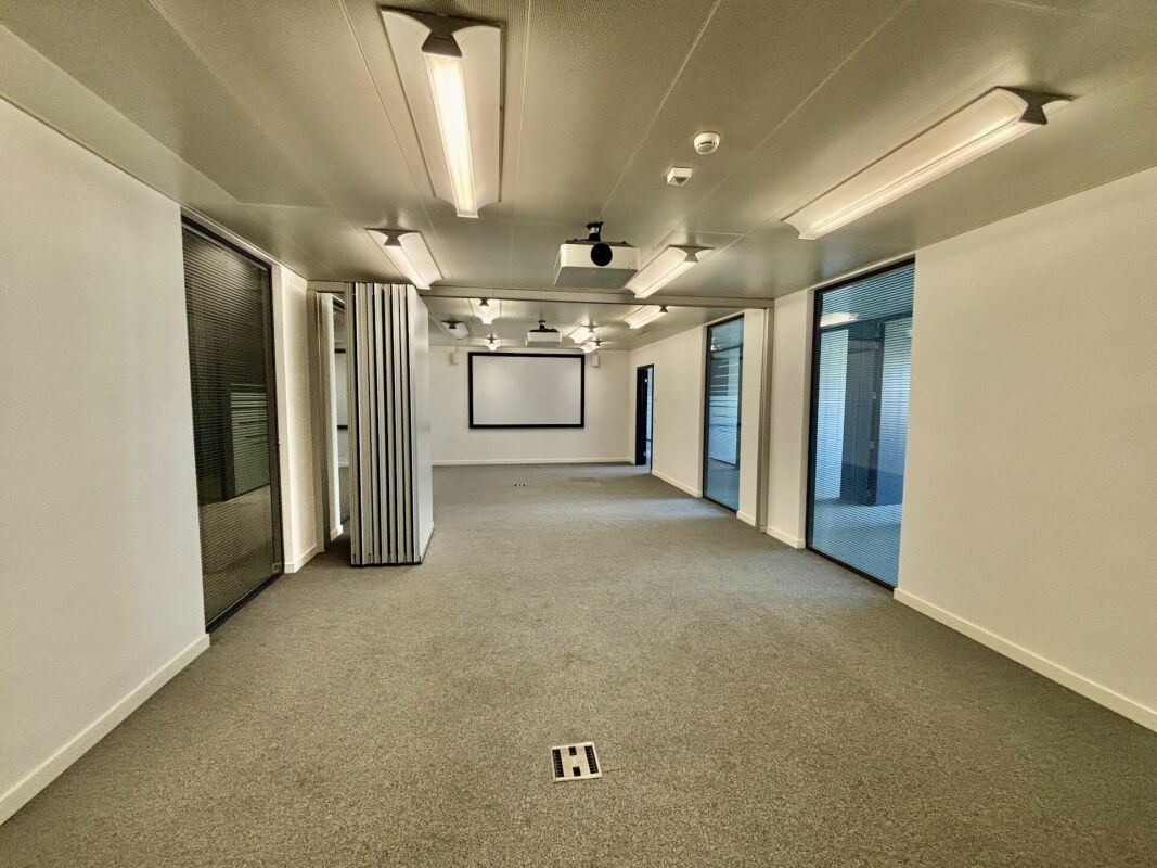 350m² office