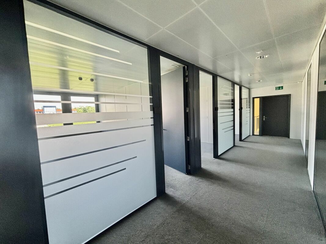 350m² office