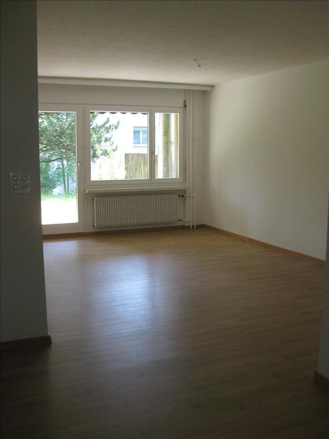 Appartement de 2 ½ pièces

Un emplacement calme dans un joli lotissement.

\- Parquet dans tout l'appartement
\- Cuisine avec lave-vaisselle
\- Salle de bain avec double lavabo
\- Débarras pratique
\- Terrasse
\- Cave
\- Environnement verdoyant avec parc et aire de jeux
\- Arrêt de bus à proximité
\
