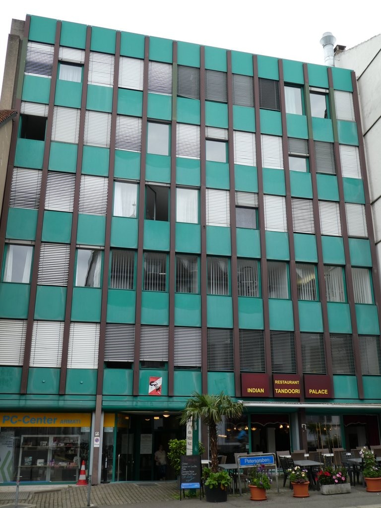 130m² shop, photo 1 of 8