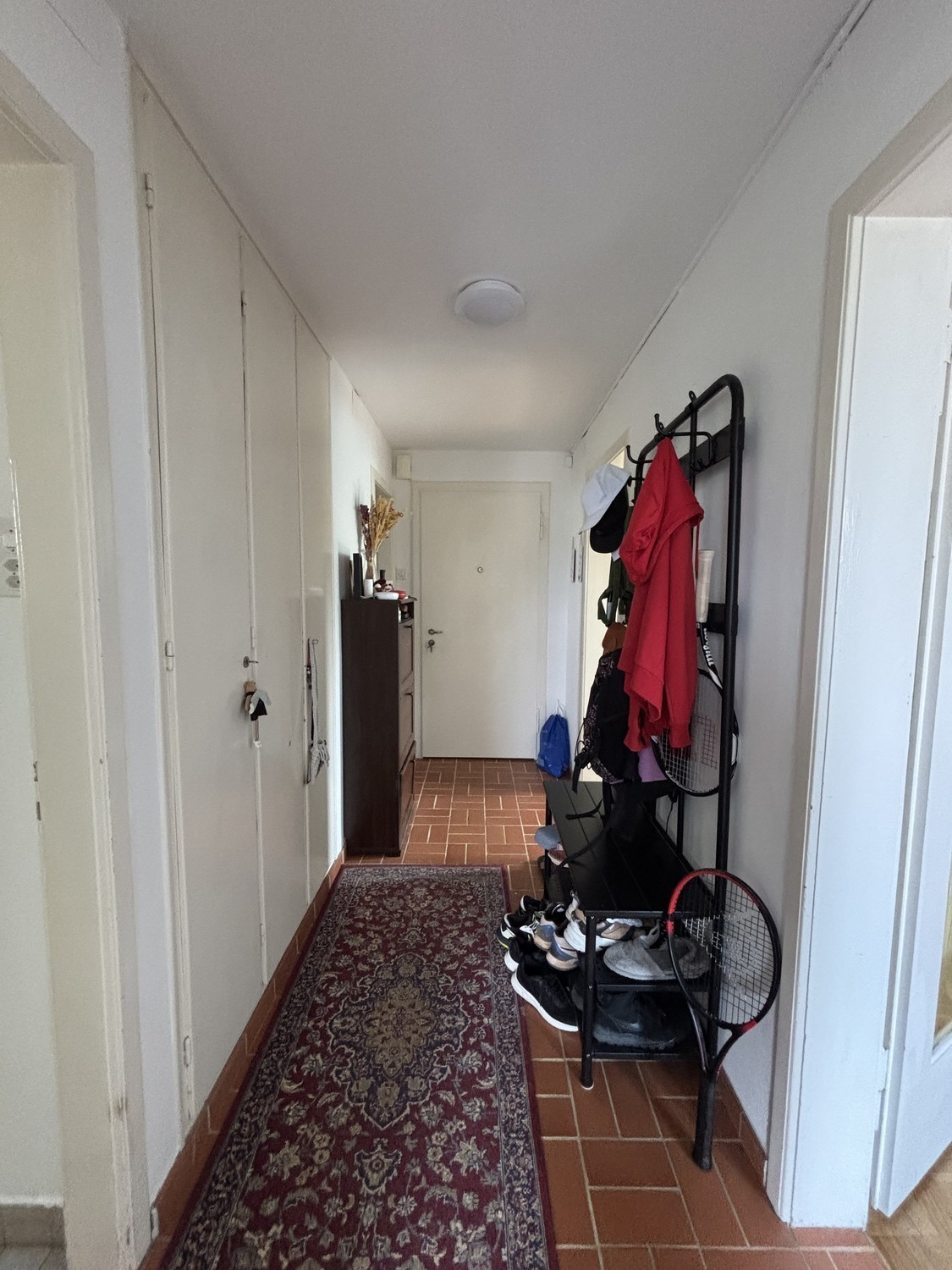 Zimmer in einer WG
Hallo zusammen,
ich untervermiete ab dem 15. August ein geräumiges Schlafzimmer für langfristig oder kurzfristig in einer 3.5-Zimmer-Wohnung im Gebiet Hönggerberg.
Die Wohnung & das Zimmer sind komplett möbliert.
Sehr nah am ETH Höngg Campus, Wald, Fluss und nur 10 Min. zum St, Foto 5 von 8