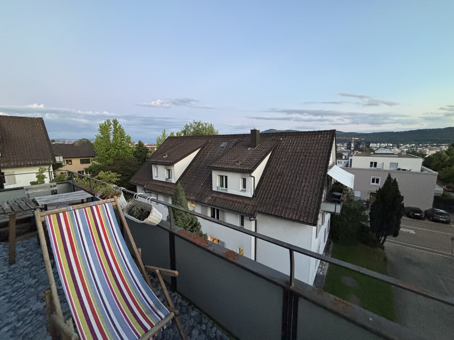 Zimmer in einer WG
Hallo zusammen,
ich untervermiete ab dem 15. August ein geräumiges Schlafzimmer für langfristig oder kurzfristig in einer 3.5-Zimmer-Wohnung im Gebiet Hönggerberg.
Die Wohnung & das Zimmer sind komplett möbliert.
Sehr nah am ETH Höngg Campus, Wald, Fluss und nur 10 Min. zum St, Foto 2 von 8
