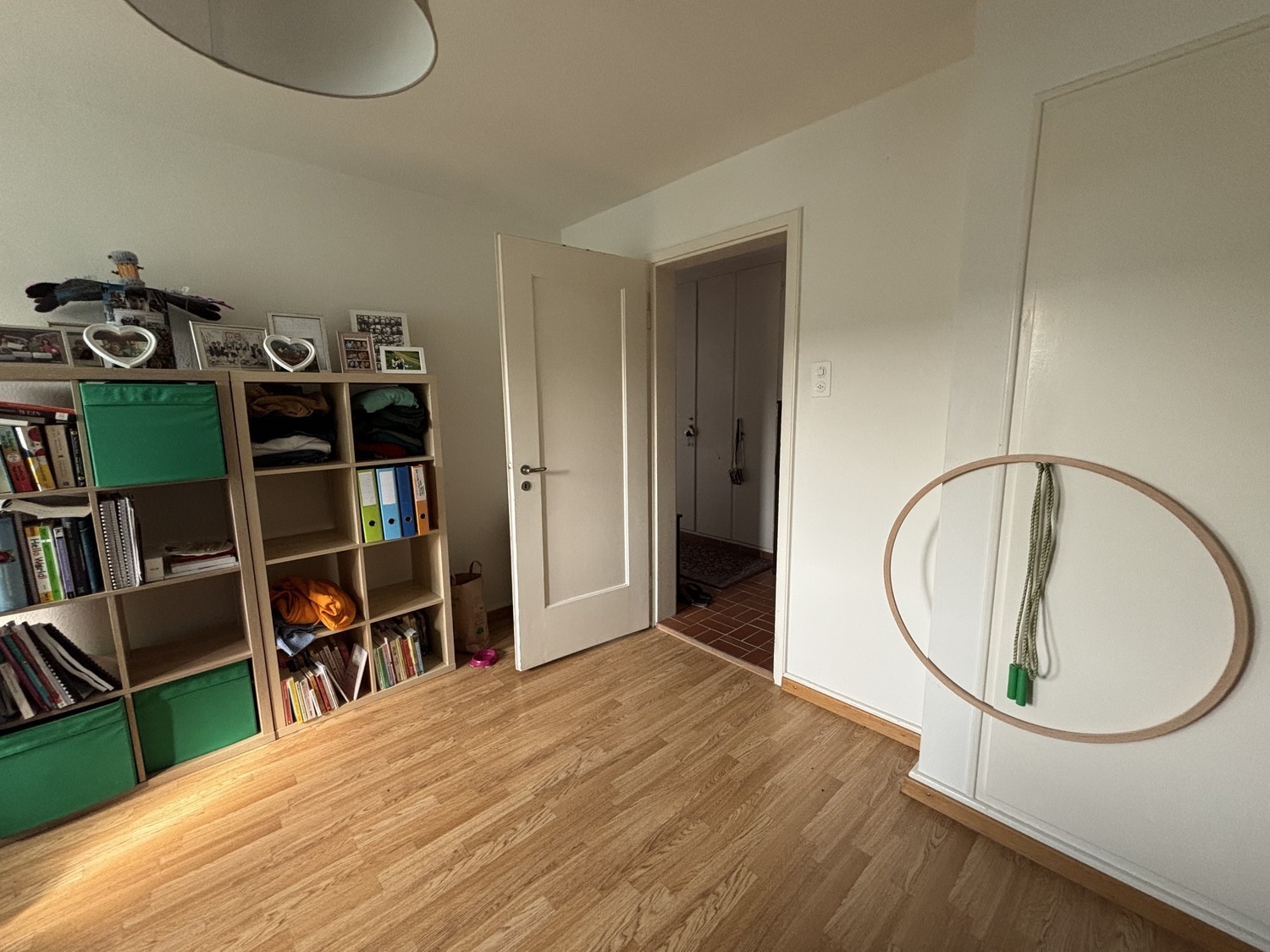 Zimmer in einer WG
Hallo zusammen,
ich untervermiete ab dem 15. August ein geräumiges Schlafzimmer für langfristig oder kurzfristig in einer 3.5-Zimmer-Wohnung im Gebiet Hönggerberg.
Die Wohnung & das Zimmer sind komplett möbliert.
Sehr nah am ETH Höngg Campus, Wald, Fluss und nur 10 Min. zum St, Foto 4 von 8