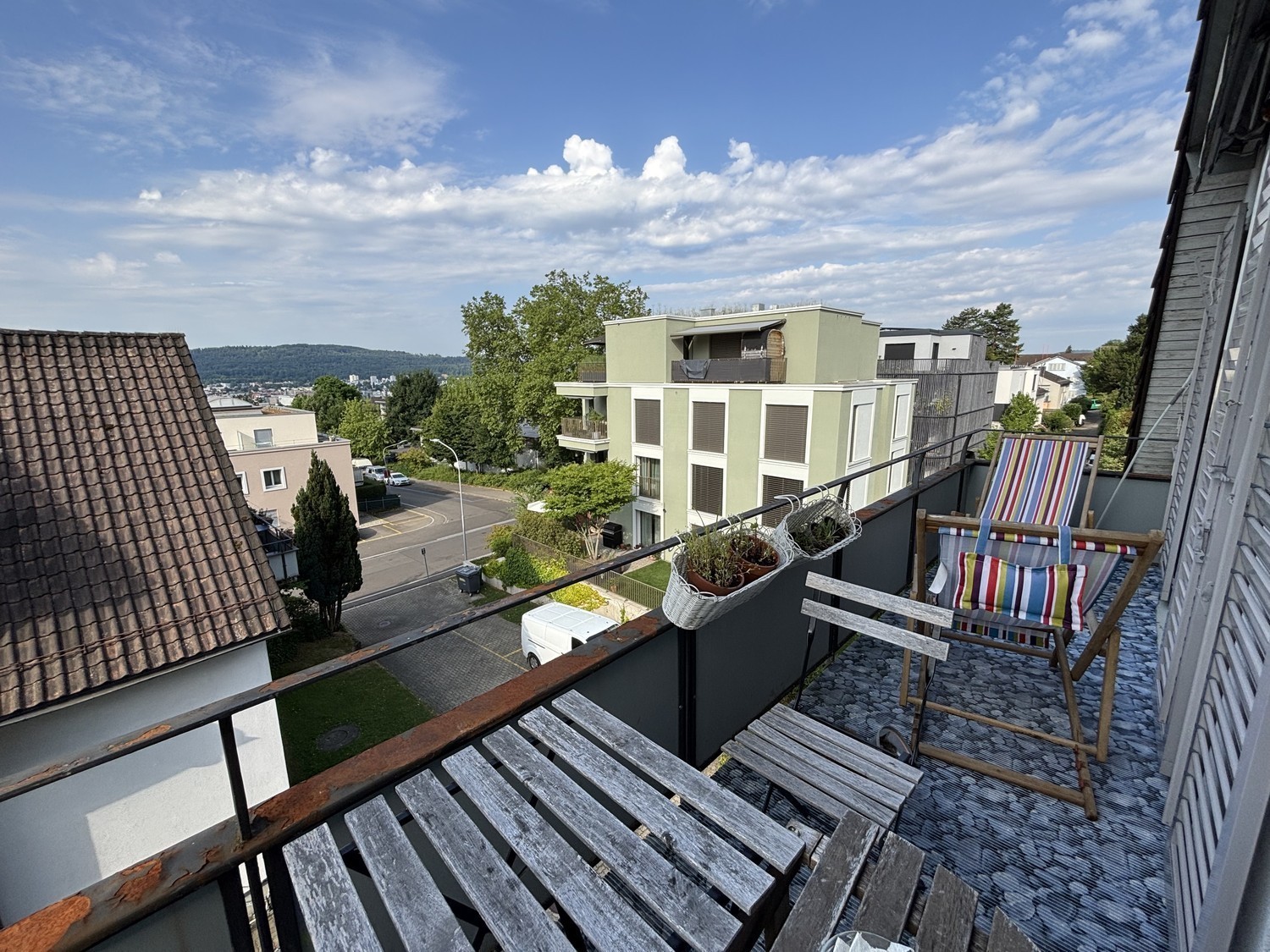 Zimmer in einer WG
Hallo zusammen,
ich untervermiete ab dem 15. August ein geräumiges Schlafzimmer für langfristig oder kurzfristig in einer 3.5-Zimmer-Wohnung im Gebiet Hönggerberg.
Die Wohnung & das Zimmer sind komplett möbliert.
Sehr nah am ETH Höngg Campus, Wald, Fluss und nur 10 Min. zum St, Foto 3 von 8