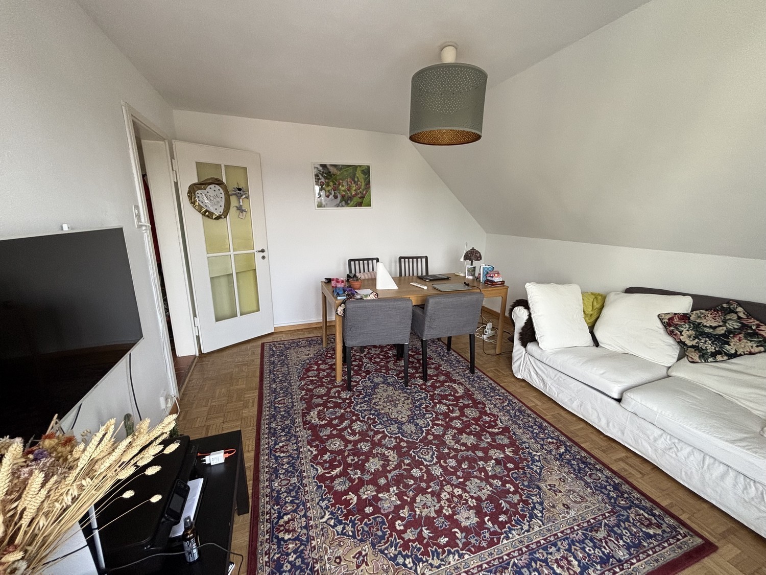 Zimmer in einer WG
Hallo zusammen,
ich untervermiete ab dem 15. August ein geräumiges Schlafzimmer für langfristig oder kurzfristig in einer 3.5-Zimmer-Wohnung im Gebiet Hönggerberg.
Die Wohnung & das Zimmer sind komplett möbliert.
Sehr nah am ETH Höngg Campus, Wald, Fluss und nur 10 Min. zum St, Foto 7 von 8