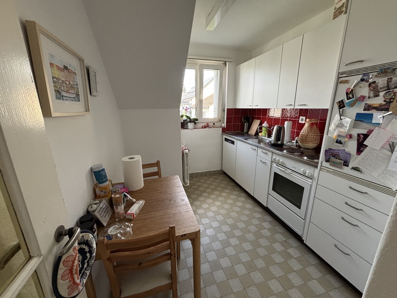 Zimmer in einer WG
Hallo zusammen,
ich untervermiete ab dem 15. August ein geräumiges Schlafzimmer für langfristig oder kurzfristig in einer 3.5-Zimmer-Wohnung im Gebiet Hönggerberg.
Die Wohnung & das Zimmer sind komplett möbliert.
Sehr nah am ETH Höngg Campus, Wald, Fluss und nur 10 Min. zum St, Foto 6 von 8