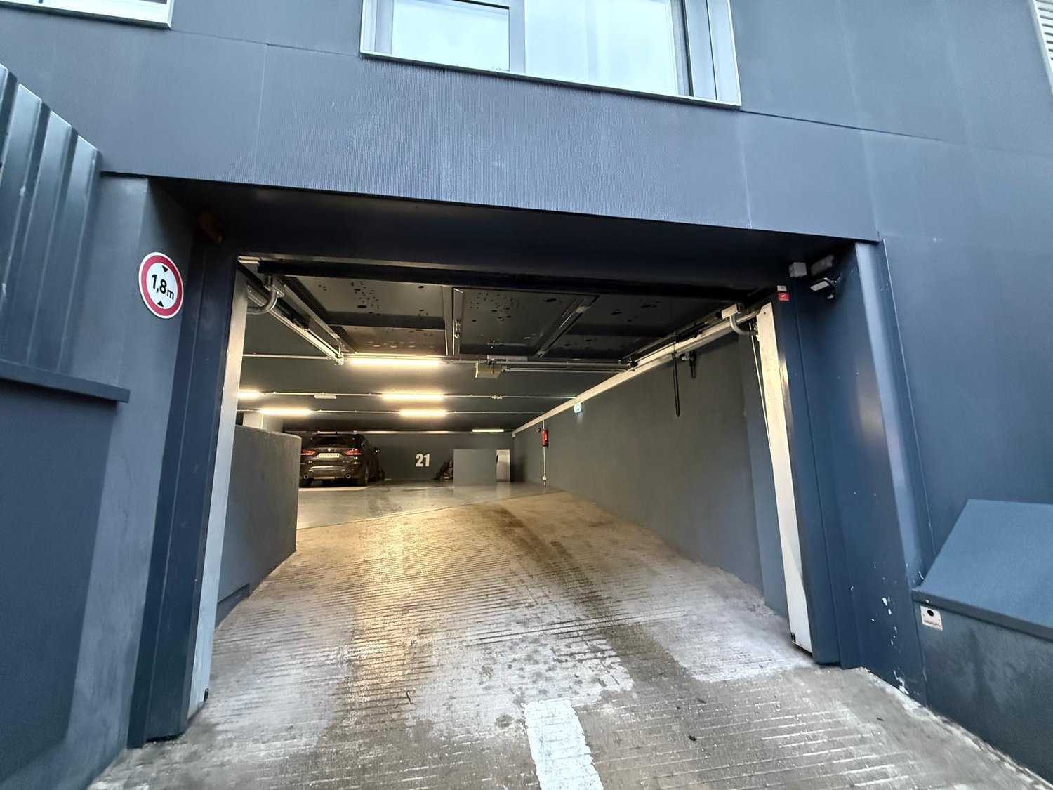 Covered slot, Foto 1 von 3
