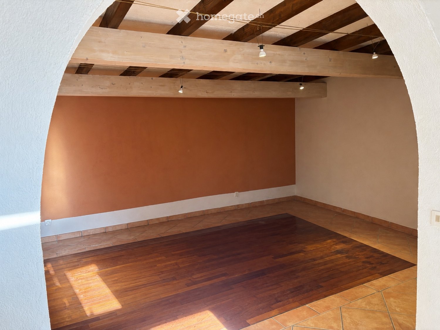 3.5-Zimmer-Wohnung in Ponte Capriasca zu vermieten

Wir suchen einen Mieter für eine 98m2 grosse Wohnung in Ponte Capriasca. Die Wohnung besteht aus einem Hauptzimmer mit angrenzendem Badezimmer und Blick auf den Aussenbereich, einer Marmorküche mit Induktionskochfeld mit offener Gestaltung zum Wohn, Foto 4 von 5