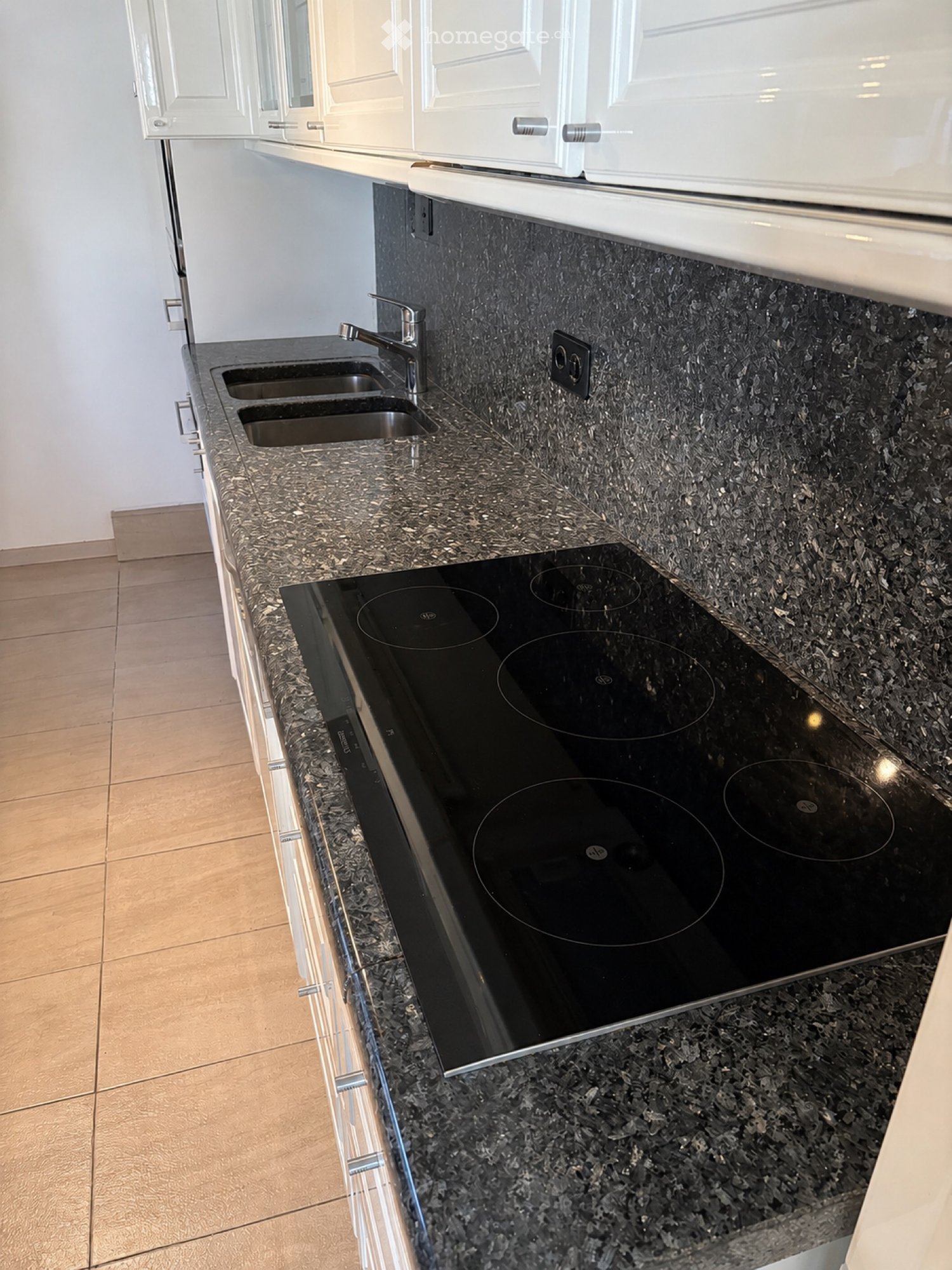 3.5-Zimmer-Wohnung in Ponte Capriasca zu vermieten

Wir suchen einen Mieter für eine 98m2 grosse Wohnung in Ponte Capriasca. Die Wohnung besteht aus einem Hauptzimmer mit angrenzendem Badezimmer und Blick auf den Aussenbereich, einer Marmorküche mit Induktionskochfeld mit offener Gestaltung zum Wohn, Foto 5 von 5