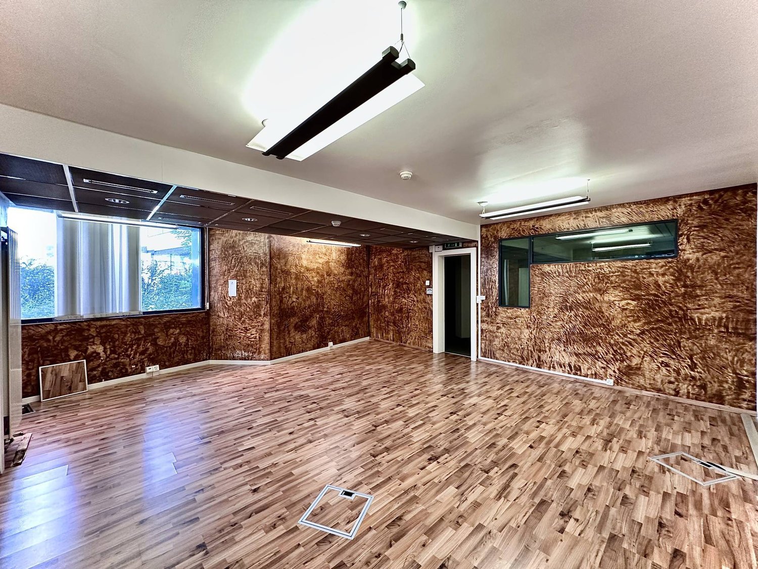 220m² office
