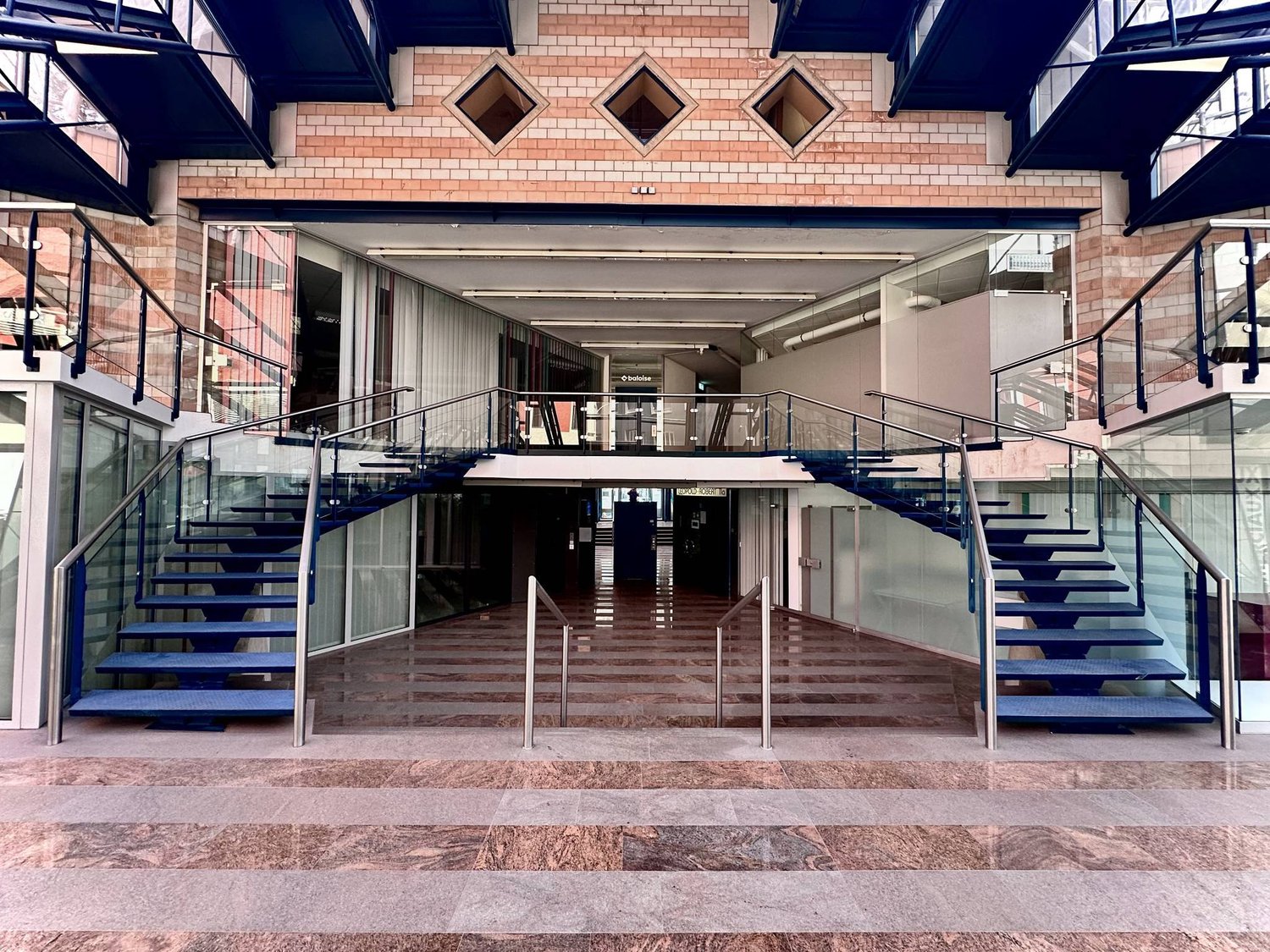 220m² office