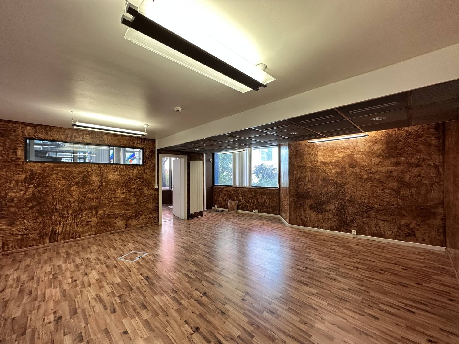 220m² office
