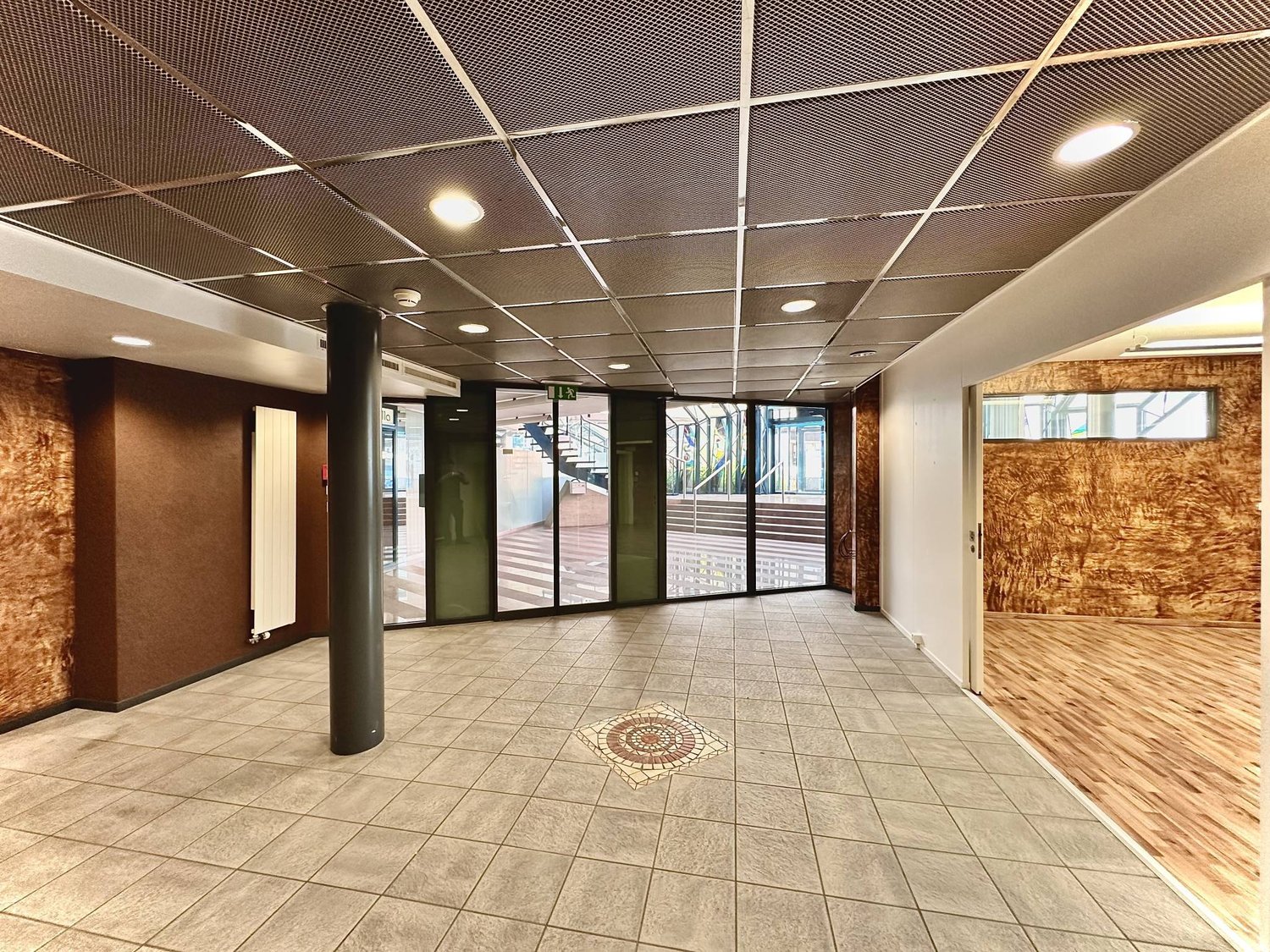 220m² office