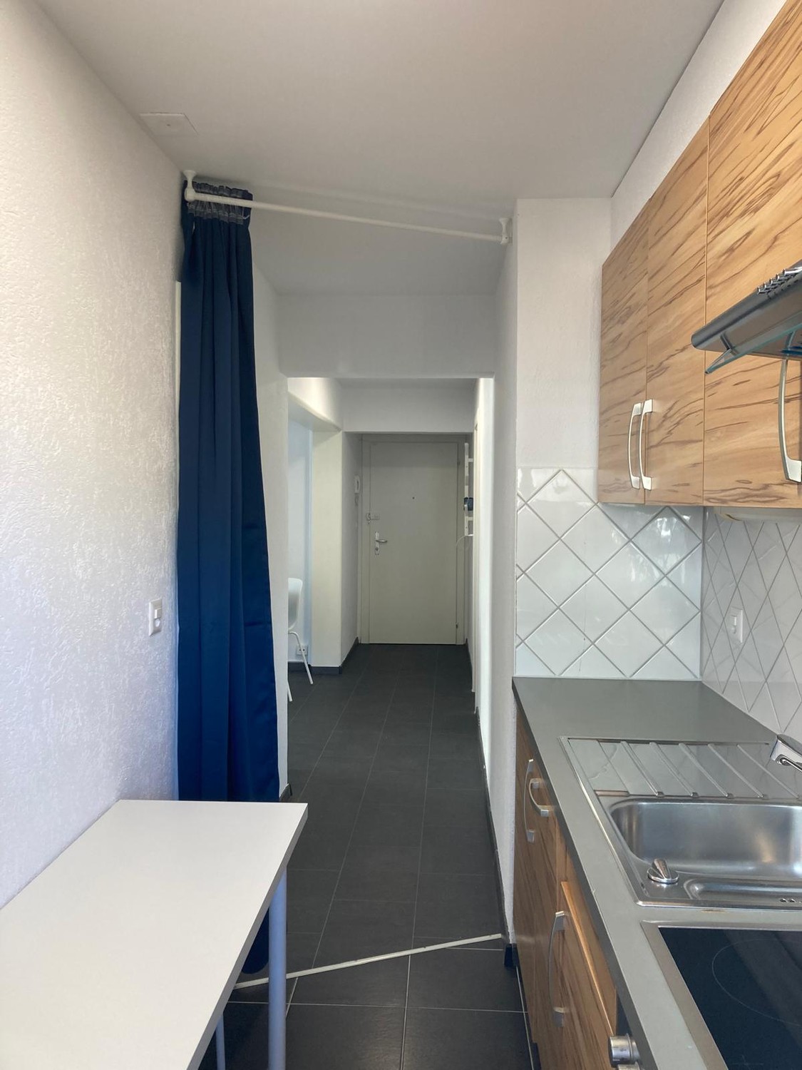 2 ½ Zimmer Wohnung
Zwei Zimmer möbliert. Verfügbar ab sofort. Stadtseitige Aussicht. Nichtraucherwohnung, keine Haustiere. Vermietung an eine sorgfältige und respektvolle Person.
Vermietung für mindestens 6 Monate mit Anmeldung bei der Gemeinde als Haupt- oder Nebenwohnsitz.
Nur wenige Schritte vo, Foto 9 von 10