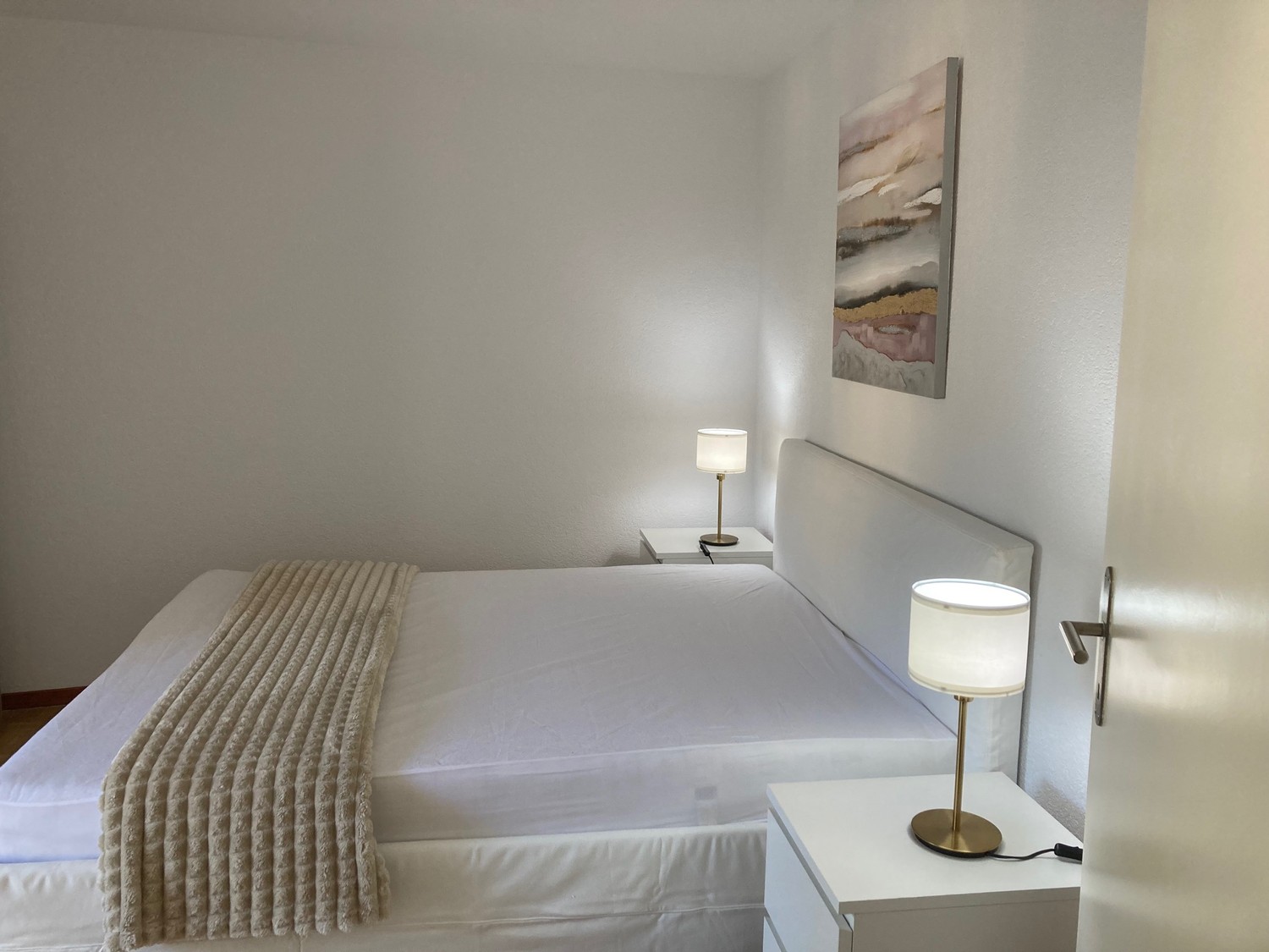 2 ½ Zimmer Wohnung
Zwei Zimmer möbliert. Verfügbar ab sofort. Stadtseitige Aussicht. Nichtraucherwohnung, keine Haustiere. Vermietung an eine sorgfältige und respektvolle Person.
Vermietung für mindestens 6 Monate mit Anmeldung bei der Gemeinde als Haupt- oder Nebenwohnsitz.
Nur wenige Schritte vo, Foto 5 von 10