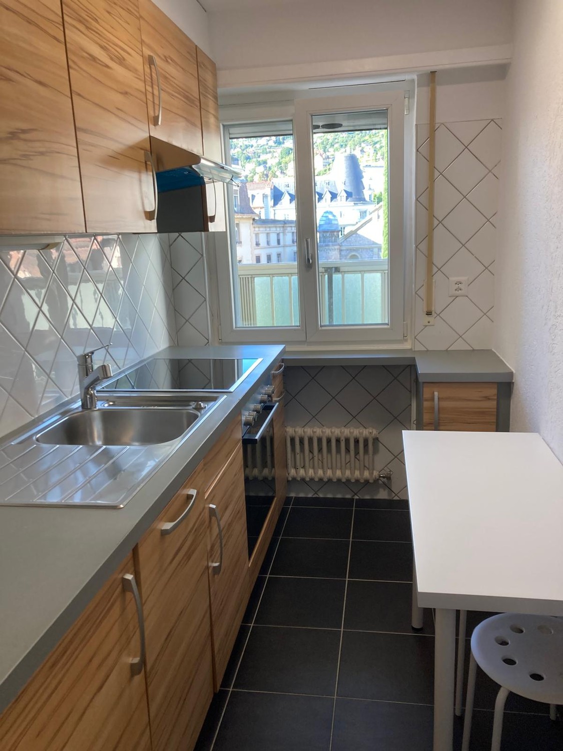 2 ½ Zimmer Wohnung
Zwei Zimmer möbliert. Verfügbar ab sofort. Stadtseitige Aussicht. Nichtraucherwohnung, keine Haustiere. Vermietung an eine sorgfältige und respektvolle Person.
Vermietung für mindestens 6 Monate mit Anmeldung bei der Gemeinde als Haupt- oder Nebenwohnsitz.
Nur wenige Schritte vo, Foto 8 von 10