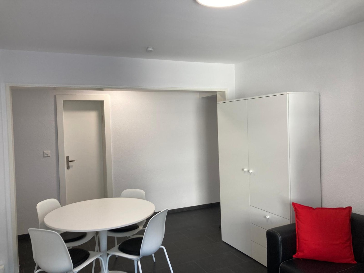 2 ½ Zimmer Wohnung
Zwei Zimmer möbliert. Verfügbar ab sofort. Stadtseitige Aussicht. Nichtraucherwohnung, keine Haustiere. Vermietung an eine sorgfältige und respektvolle Person.
Vermietung für mindestens 6 Monate mit Anmeldung bei der Gemeinde als Haupt- oder Nebenwohnsitz.
Nur wenige Schritte vo, Foto 3 von 10