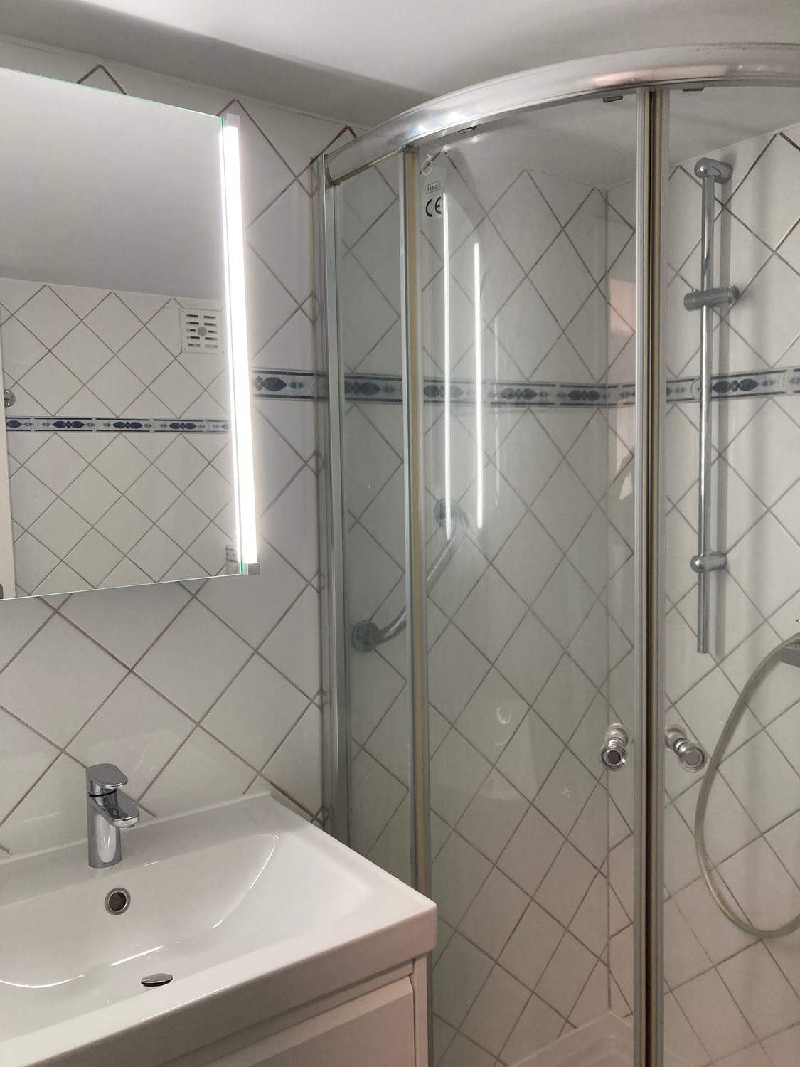 2 ½ Zimmer Wohnung
Zwei Zimmer möbliert. Verfügbar ab sofort. Stadtseitige Aussicht. Nichtraucherwohnung, keine Haustiere. Vermietung an eine sorgfältige und respektvolle Person.
Vermietung für mindestens 6 Monate mit Anmeldung bei der Gemeinde als Haupt- oder Nebenwohnsitz.
Nur wenige Schritte vo, Foto 6 von 10