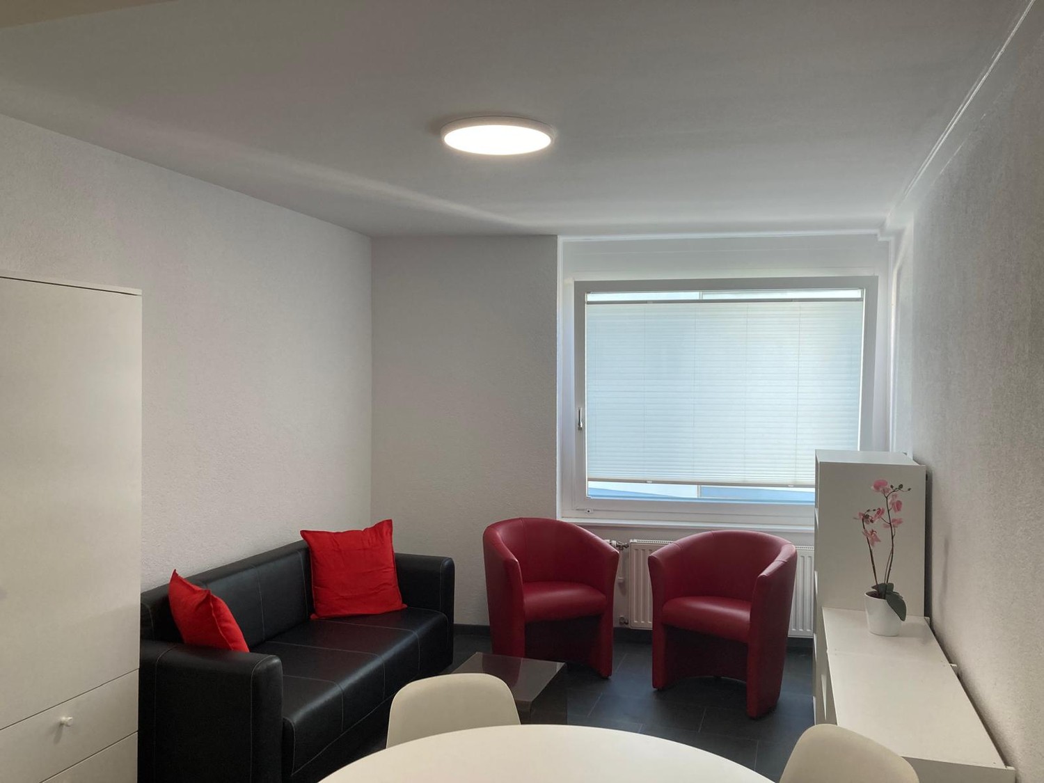 2 ½ Zimmer Wohnung
Zwei Zimmer möbliert. Verfügbar ab sofort. Stadtseitige Aussicht. Nichtraucherwohnung, keine Haustiere. Vermietung an eine sorgfältige und respektvolle Person.
Vermietung für mindestens 6 Monate mit Anmeldung bei der Gemeinde als Haupt- oder Nebenwohnsitz.
Nur wenige Schritte vo, Foto 1 von 10