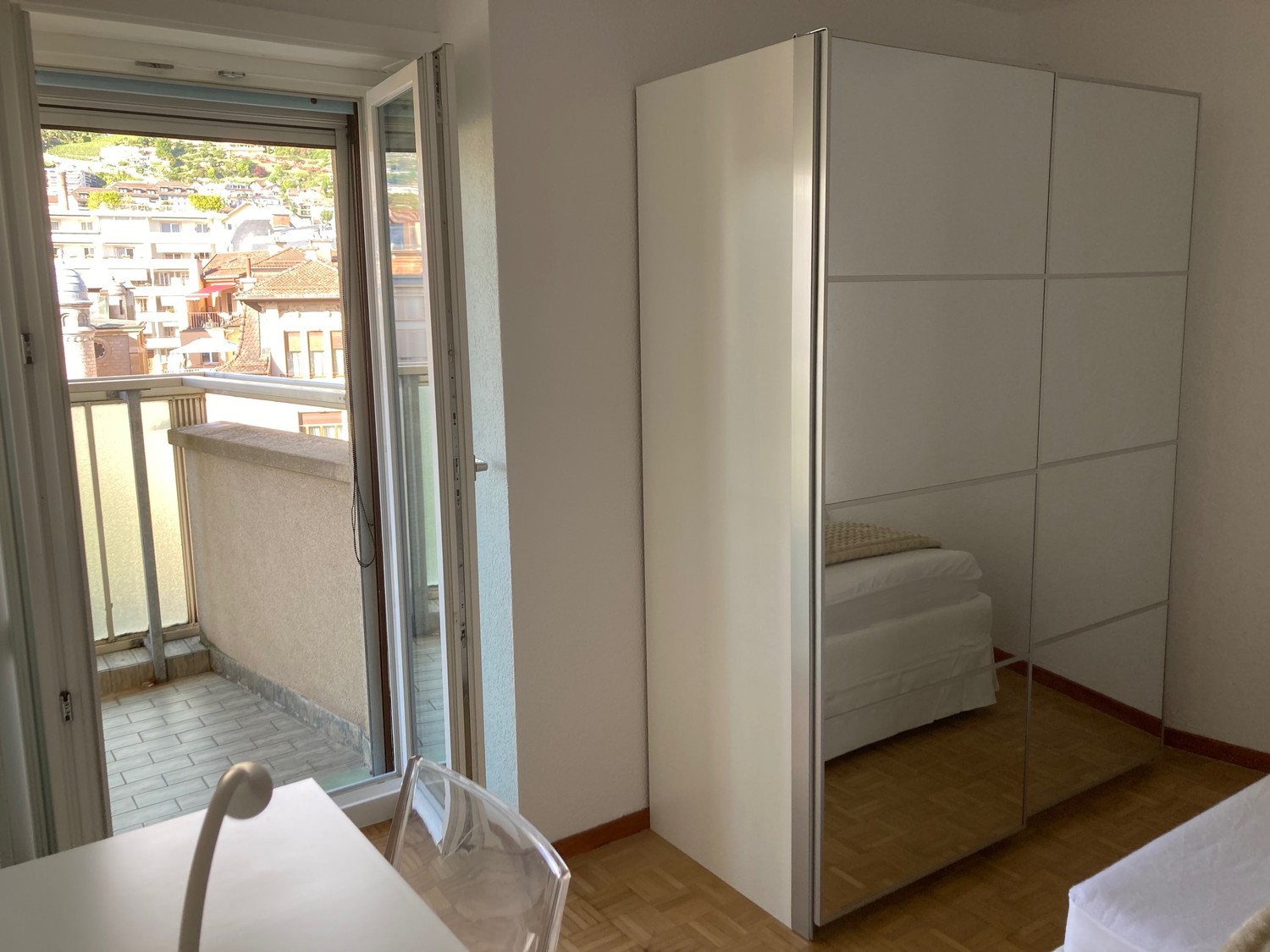 2 ½ Zimmer Wohnung
Zwei Zimmer möbliert. Verfügbar ab sofort. Stadtseitige Aussicht. Nichtraucherwohnung, keine Haustiere. Vermietung an eine sorgfältige und respektvolle Person.
Vermietung für mindestens 6 Monate mit Anmeldung bei der Gemeinde als Haupt- oder Nebenwohnsitz.
Nur wenige Schritte vo, Foto 4 von 10