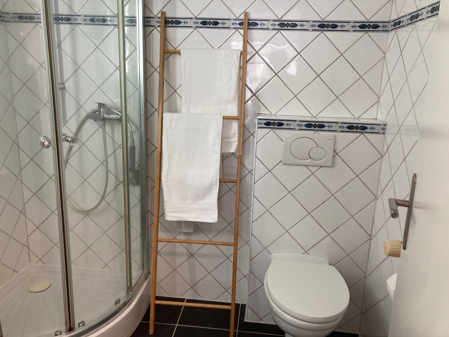 2 ½ Zimmer Wohnung
Zwei Zimmer möbliert. Verfügbar ab sofort. Stadtseitige Aussicht. Nichtraucherwohnung, keine Haustiere. Vermietung an eine sorgfältige und respektvolle Person.
Vermietung für mindestens 6 Monate mit Anmeldung bei der Gemeinde als Haupt- oder Nebenwohnsitz.
Nur wenige Schritte vo, Foto 7 von 10