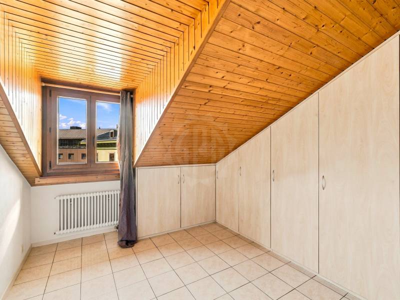 3-Zimmer-Wohnung

Im Quartier des Grottes gelegen, geräumige und helle 3-Zimmer-Wohnung im 5. Stock (ohne Aufzug).

- Eingangshalle
- Offene Küche, voll ausgestattet und eingerichtet
- Wohnzimmer
- Schlafzimmer mit Einbauschränken
- Badezimmer / WC, ausgestattet mit einer Waschmaschine

Ein Keller e