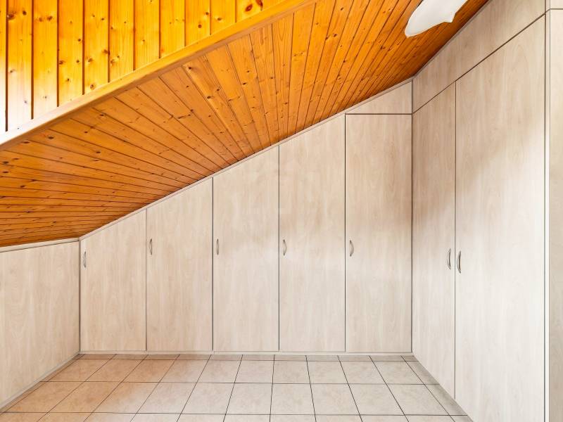 3-Zimmer-Wohnung

Im Quartier des Grottes gelegen, geräumige und helle 3-Zimmer-Wohnung im 5. Stock (ohne Aufzug).

- Eingangshalle
- Offene Küche, voll ausgestattet und eingerichtet
- Wohnzimmer
- Schlafzimmer mit Einbauschränken
- Badezimmer / WC, ausgestattet mit einer Waschmaschine

Ein Keller e