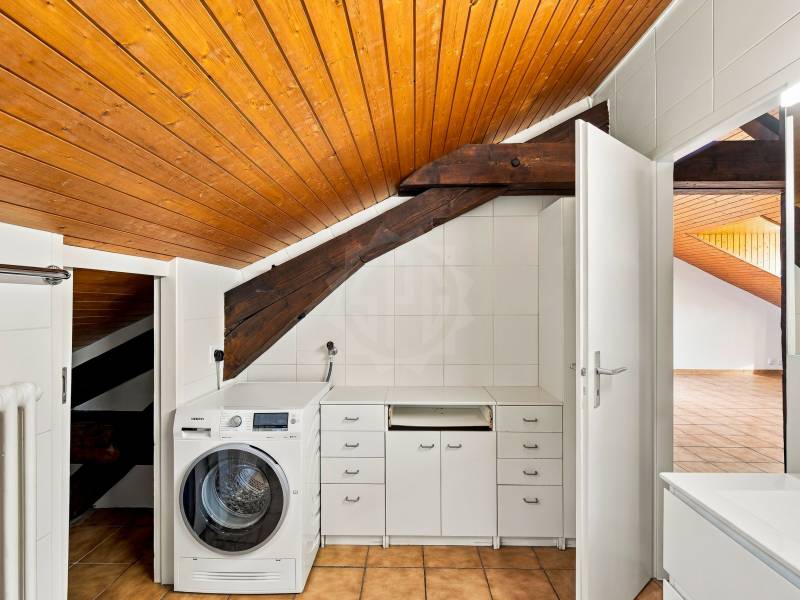 3-Zimmer-Wohnung

Im Quartier des Grottes gelegen, geräumige und helle 3-Zimmer-Wohnung im 5. Stock (ohne Aufzug).

- Eingangshalle
- Offene Küche, voll ausgestattet und eingerichtet
- Wohnzimmer
- Schlafzimmer mit Einbauschränken
- Badezimmer / WC, ausgestattet mit einer Waschmaschine

Ein Keller e