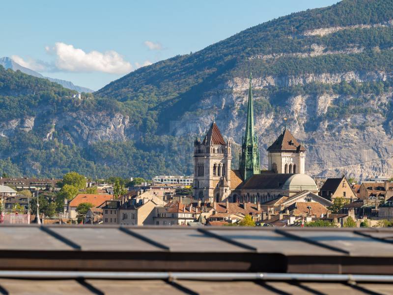 3-Zimmer-Wohnung

Im Quartier des Grottes gelegen, geräumige und helle 3-Zimmer-Wohnung im 5. Stock (ohne Aufzug).

- Eingangshalle
- Offene Küche, voll ausgestattet und eingerichtet
- Wohnzimmer
- Schlafzimmer mit Einbauschränken
- Badezimmer / WC, ausgestattet mit einer Waschmaschine

Ein Keller e