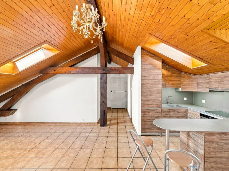 3-Zimmer-Wohnung

Im Quartier des Grottes gelegen, geräumige und helle 3-Zimmer-Wohnung im 5. Stock (ohne Aufzug).

- Eingangshalle
- Offene Küche, voll ausgestattet und eingerichtet
- Wohnzimmer
- Schlafzimmer mit Einbauschränken
- Badezimmer / WC, ausgestattet mit einer Waschmaschine

Ein Keller e