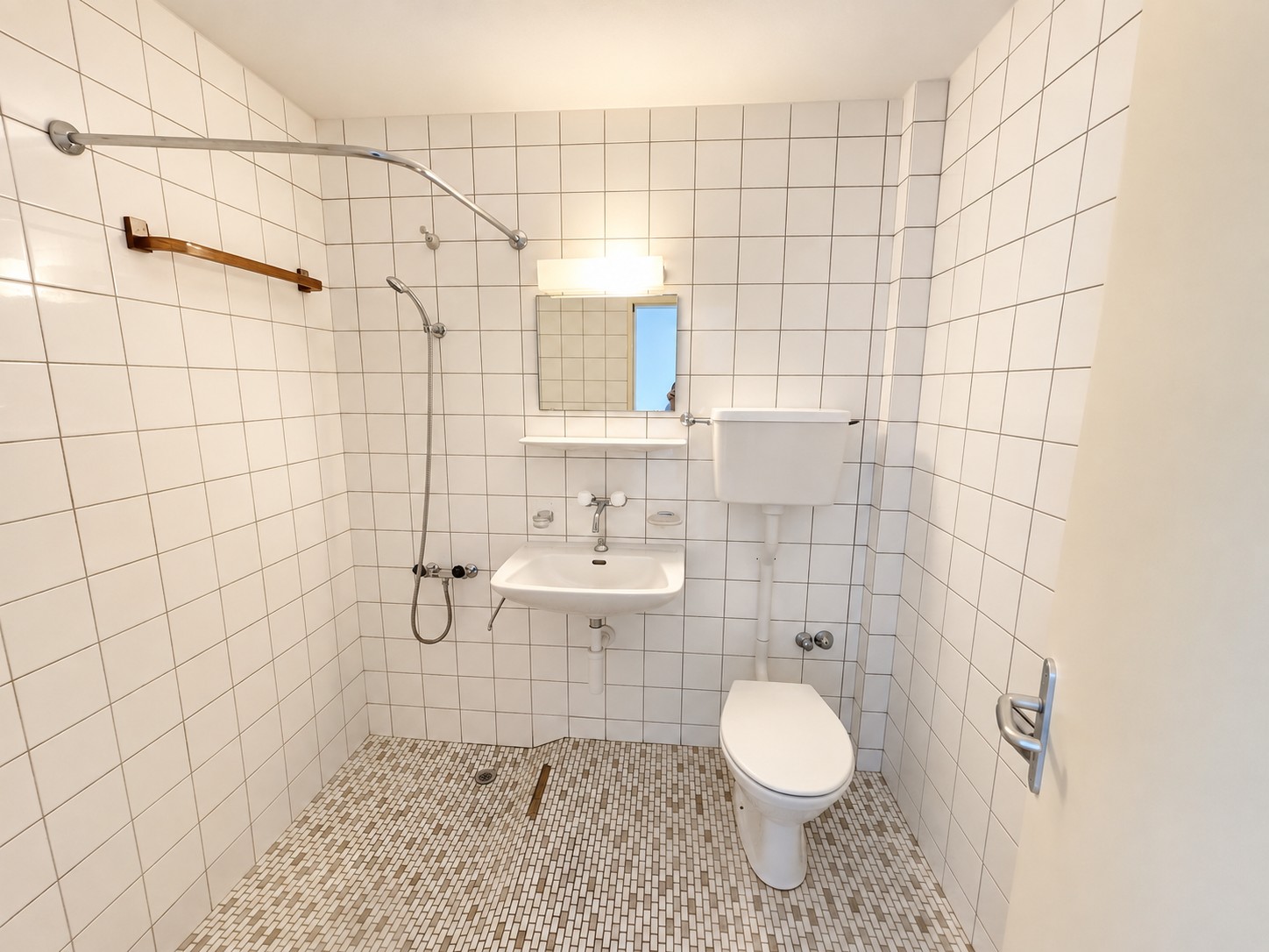 1 room apartment, Foto 2 von 3