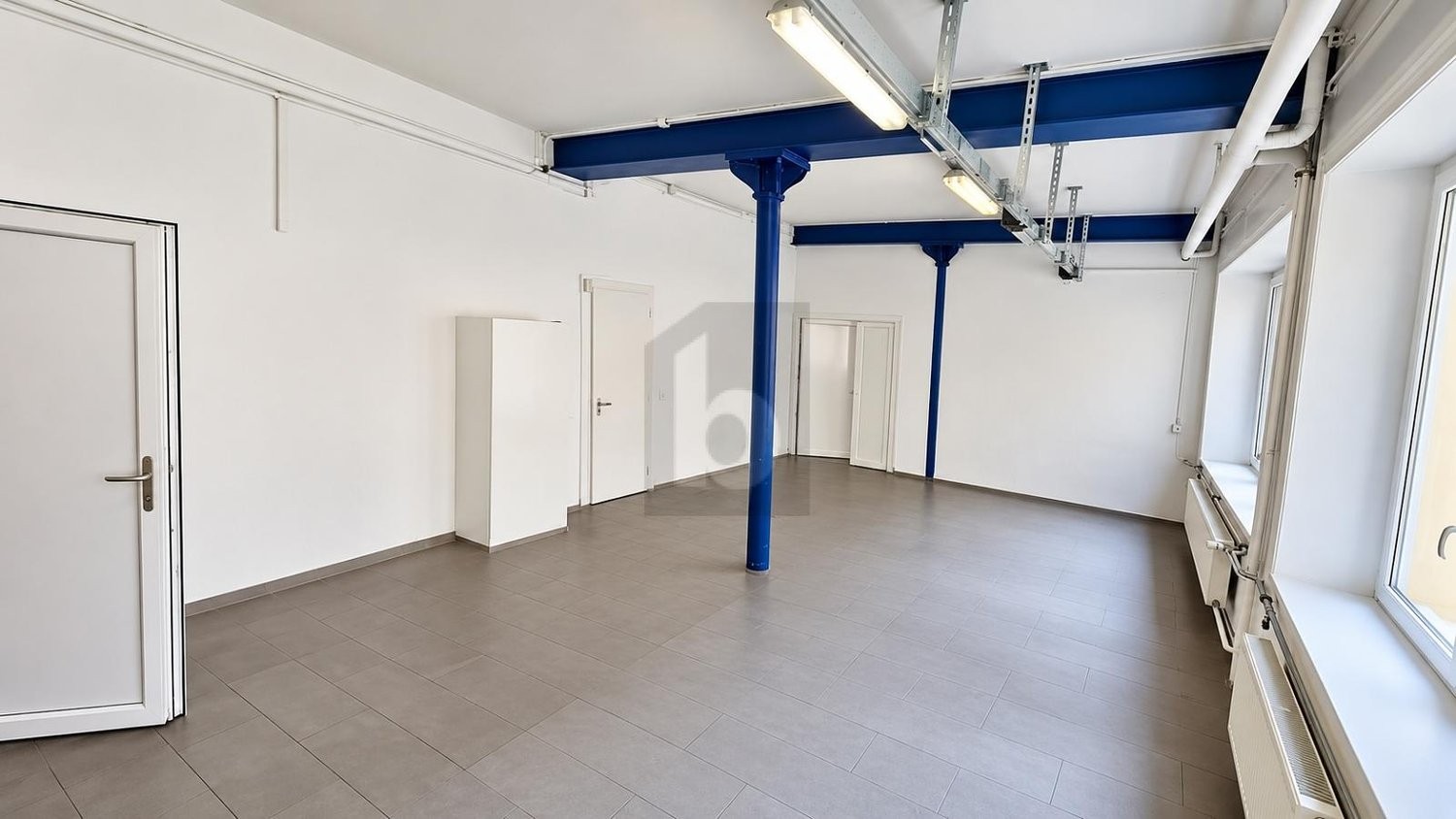 130m² office