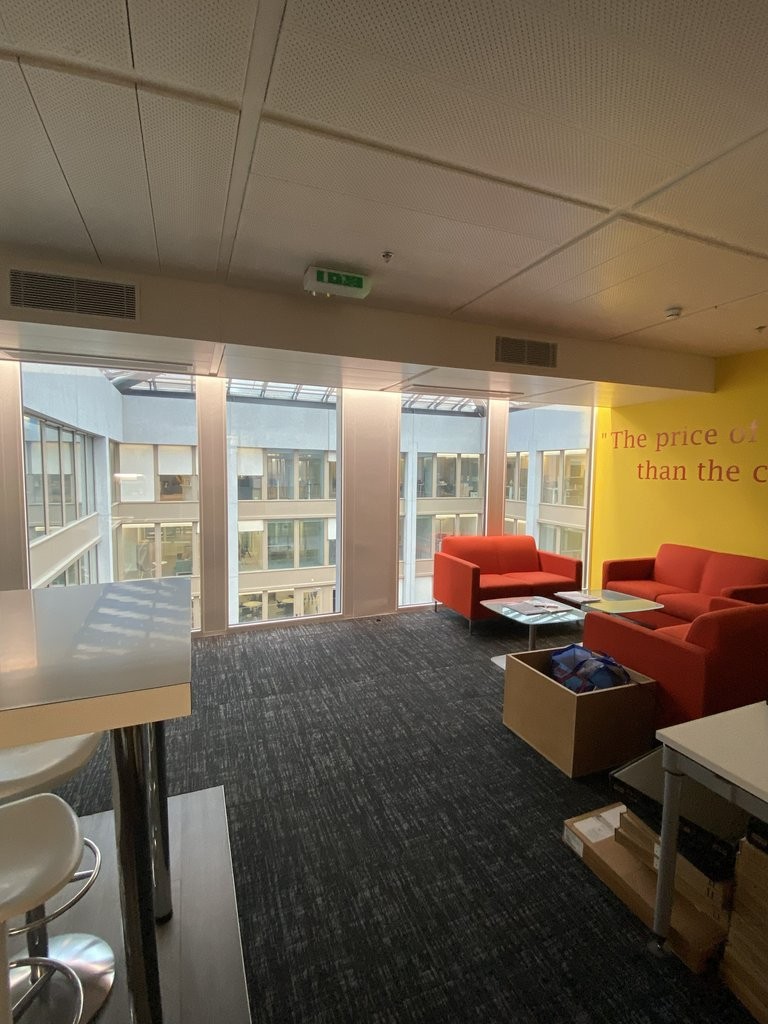 677m² Büro","description":"677 m2 Fläche im Geneva Business Center in Lancy
Gelegen 10 Minuten von der Autobahnausfahrt entfernt und 5 Minuten zu Fuss von der Tramstation "les Esserts"
Das Geneva Business Center bietet zahlreiche Dienstleistungen an, unter anderem Facility Management, Empfangs- un, Foto 5 von 9