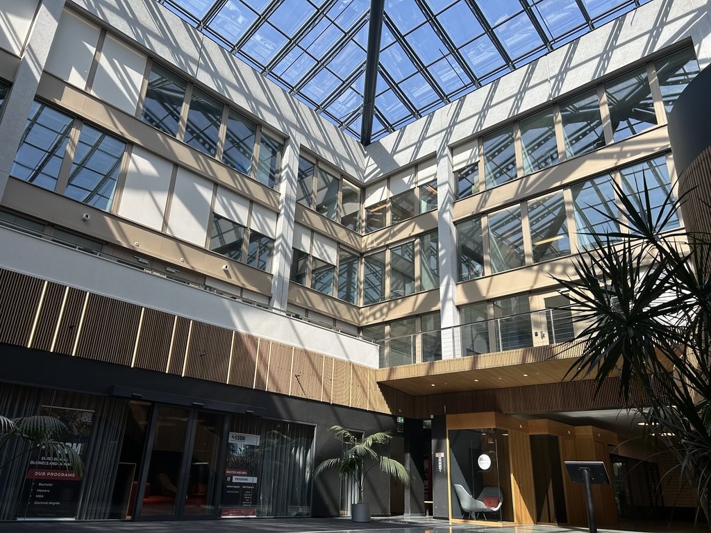 677m² Büro","description":"677 m2 Fläche im Geneva Business Center in Lancy
Gelegen 10 Minuten von der Autobahnausfahrt entfernt und 5 Minuten zu Fuss von der Tramstation "les Esserts"
Das Geneva Business Center bietet zahlreiche Dienstleistungen an, unter anderem Facility Management, Empfangs- un, Foto 4 von 9