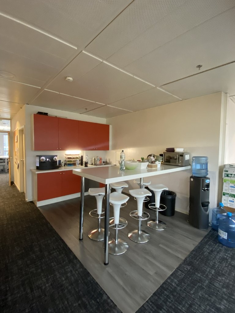 677m² Büro","description":"677 m2 Fläche im Geneva Business Center in Lancy
Gelegen 10 Minuten von der Autobahnausfahrt entfernt und 5 Minuten zu Fuss von der Tramstation "les Esserts"
Das Geneva Business Center bietet zahlreiche Dienstleistungen an, unter anderem Facility Management, Empfangs- un, Foto 6 von 9