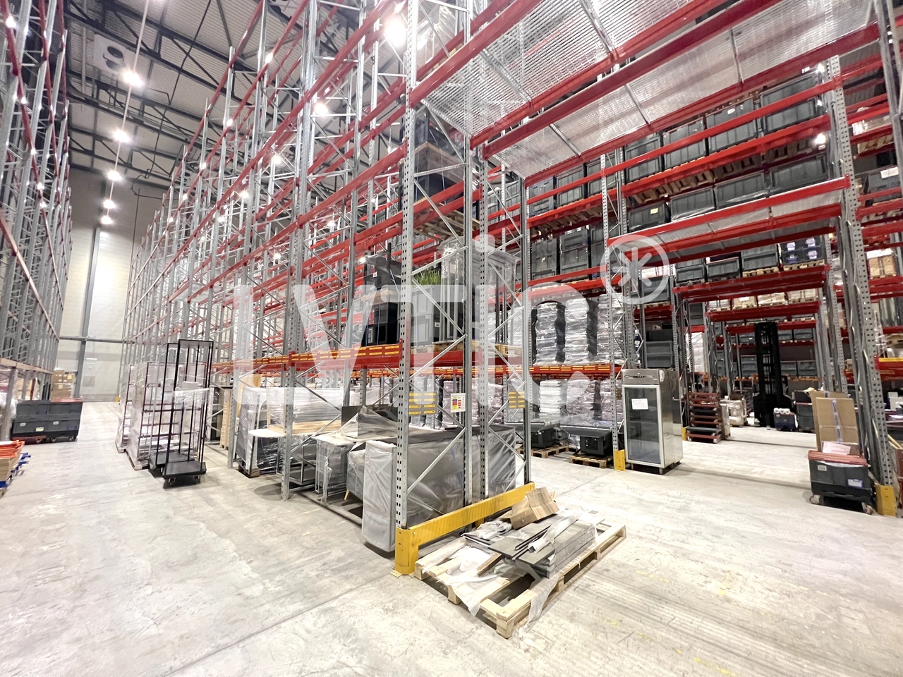 2200m² storage room
