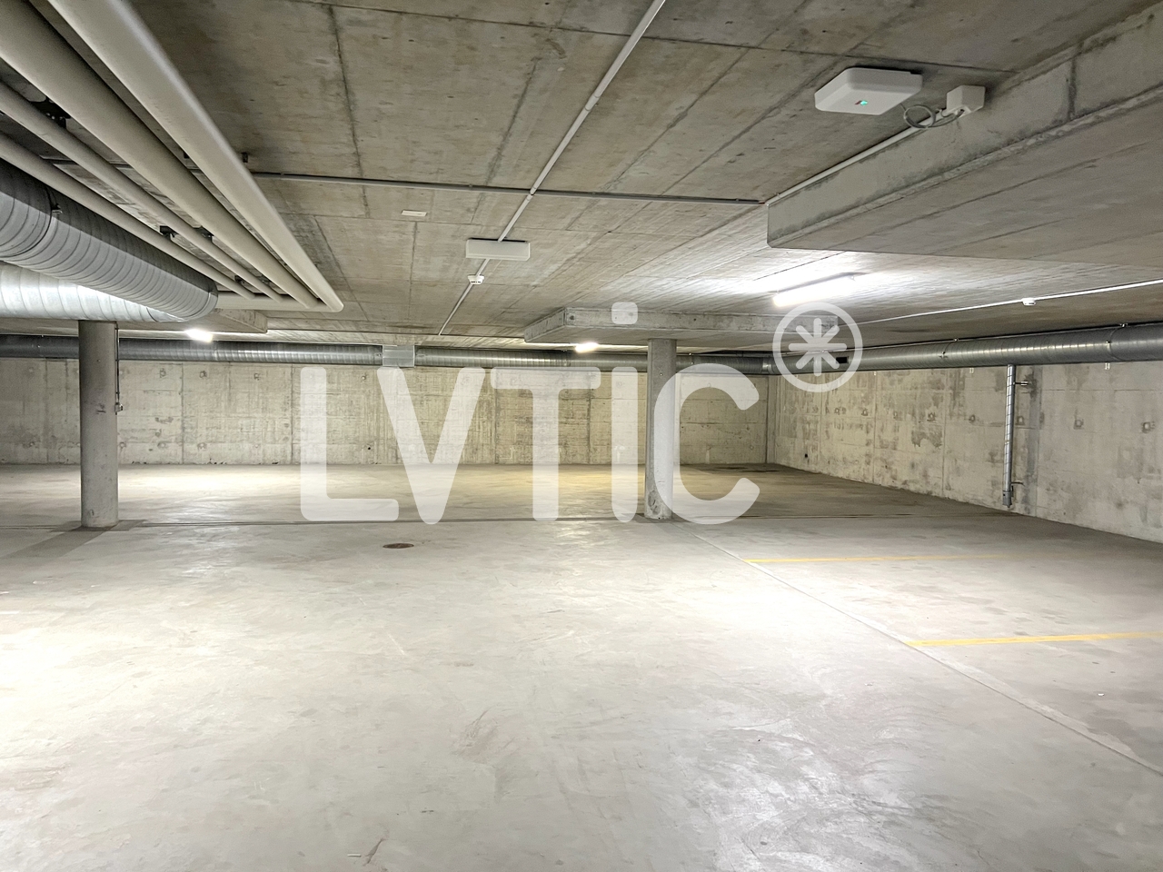 2200m² storage room
