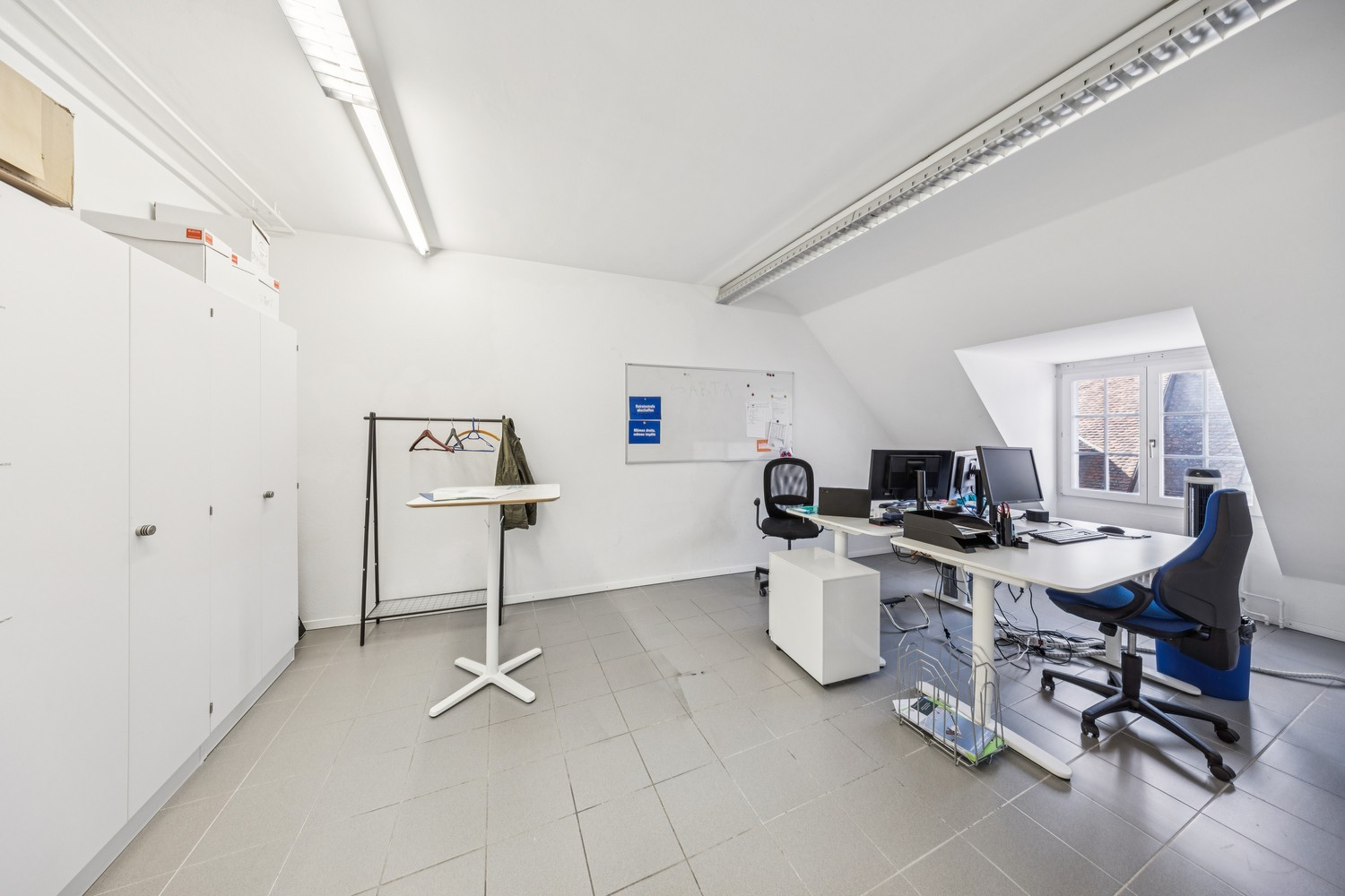 606m² office