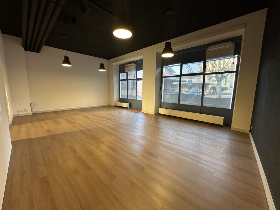 100m² office