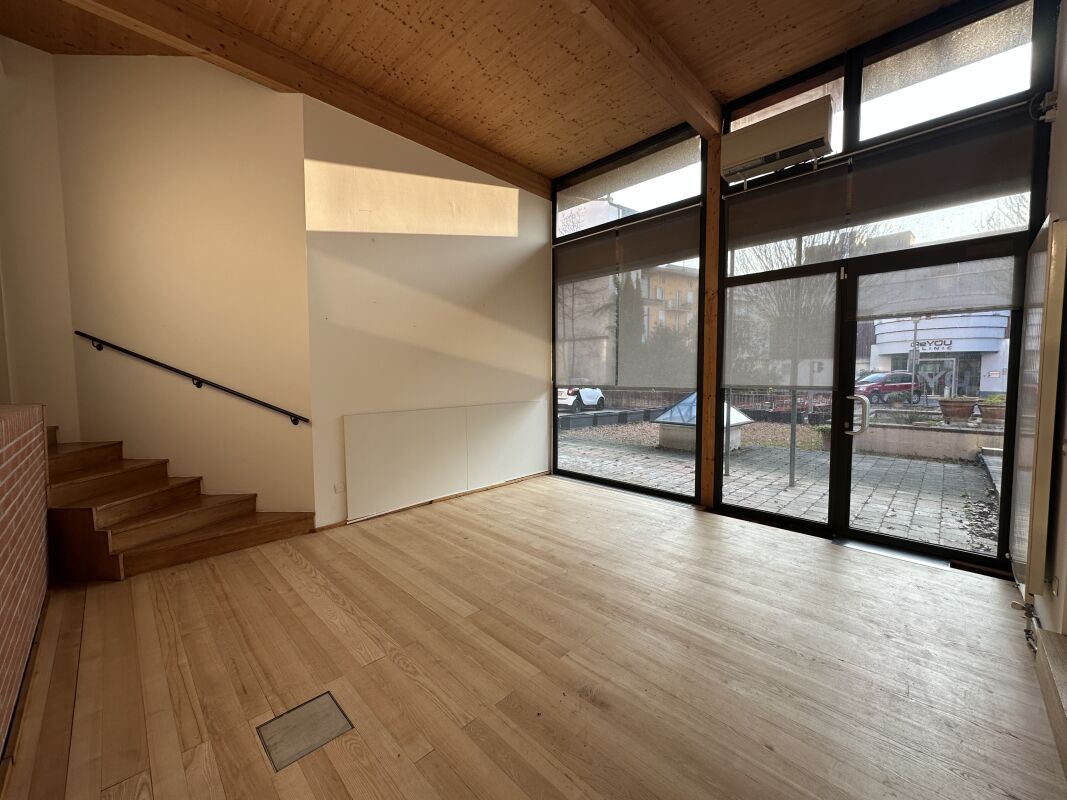 100m² office
