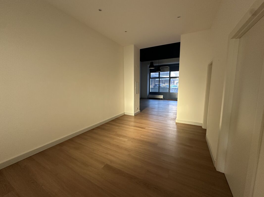 100m² office