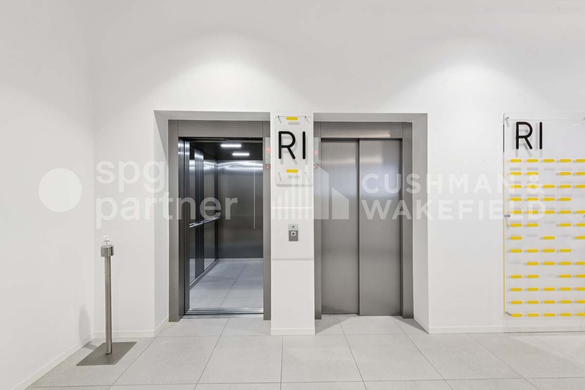 1600m² office