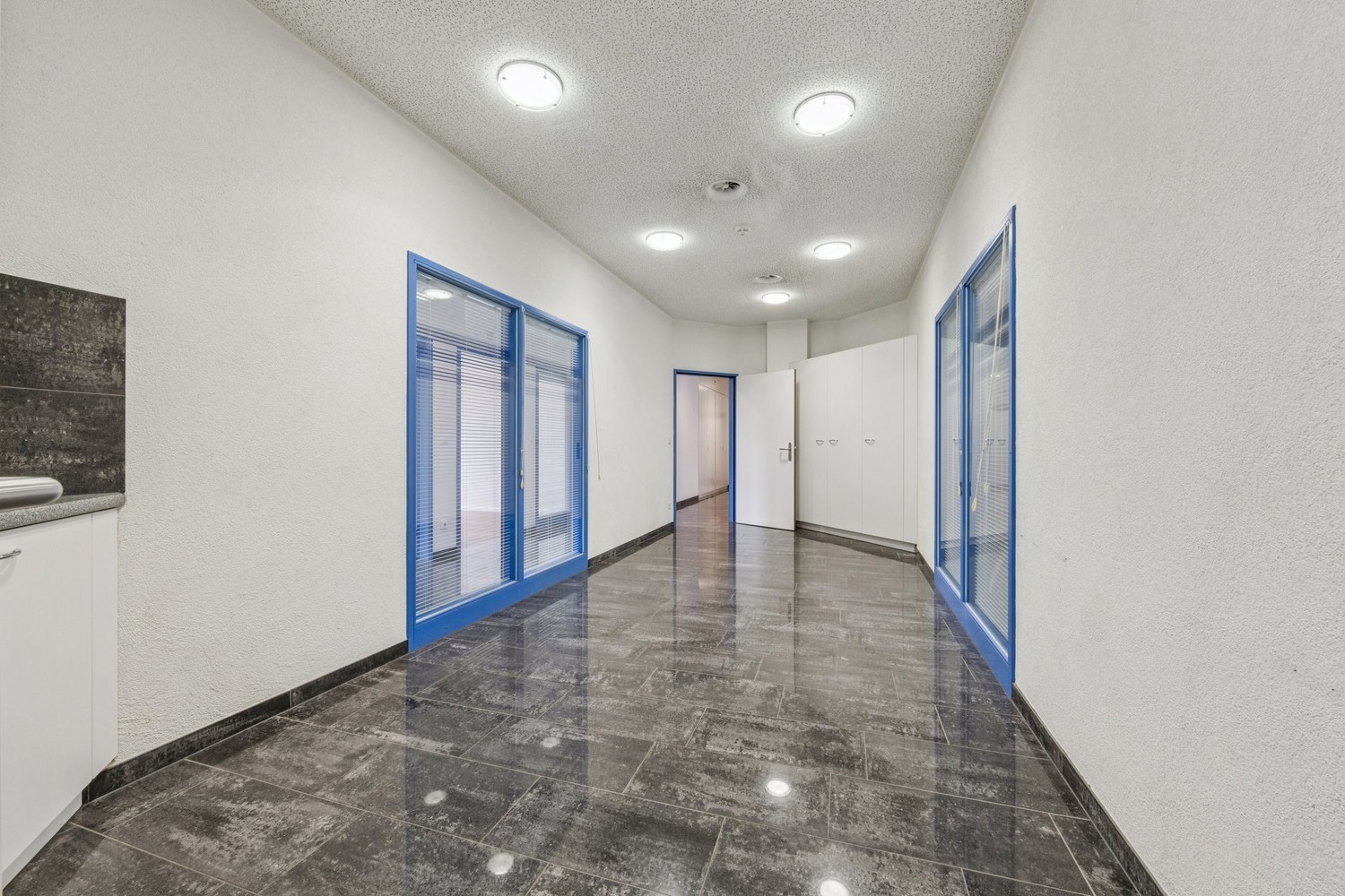 305m² office