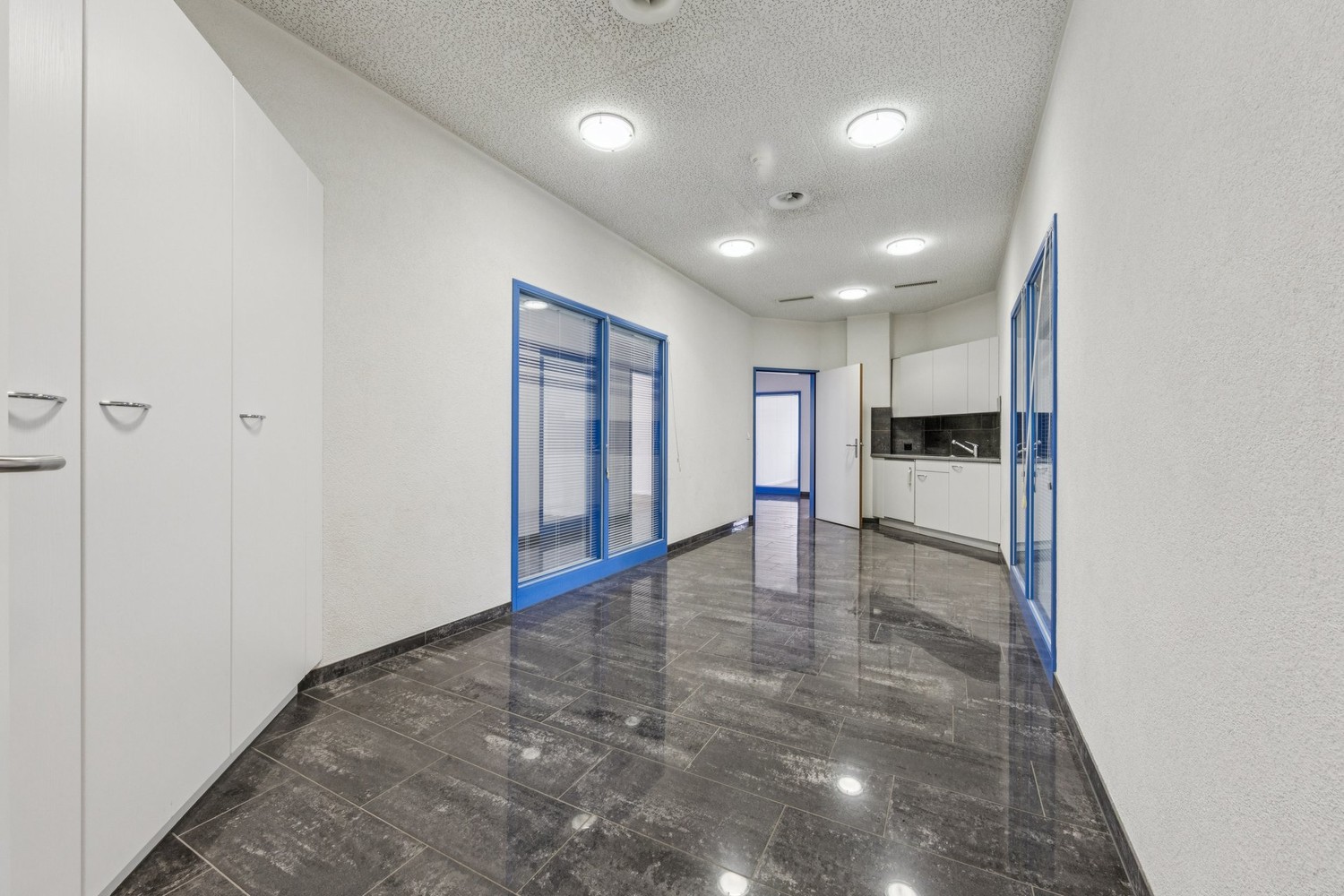 305m² office